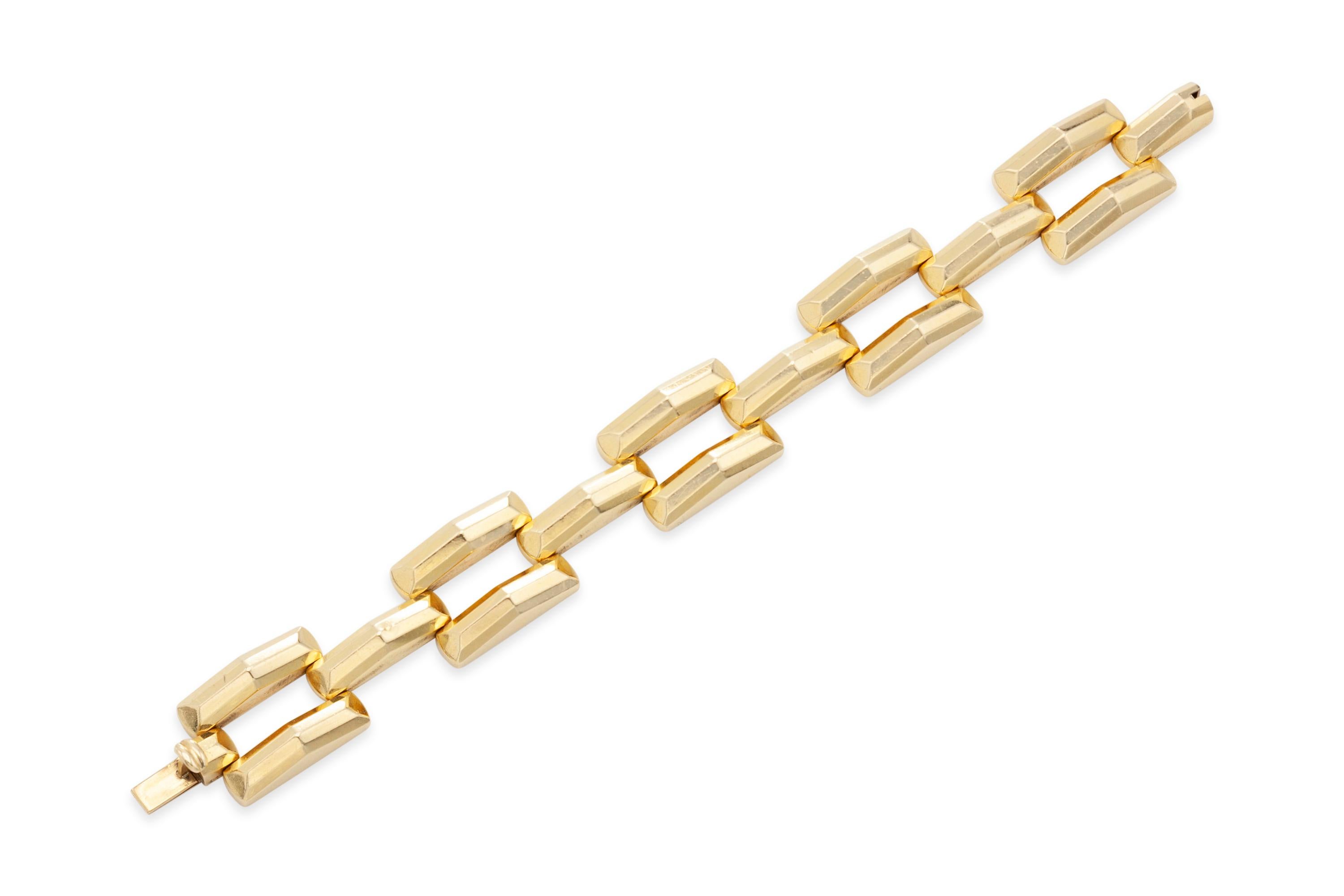 Finely crafted in 14K yellow gold. 
Size 7 inches