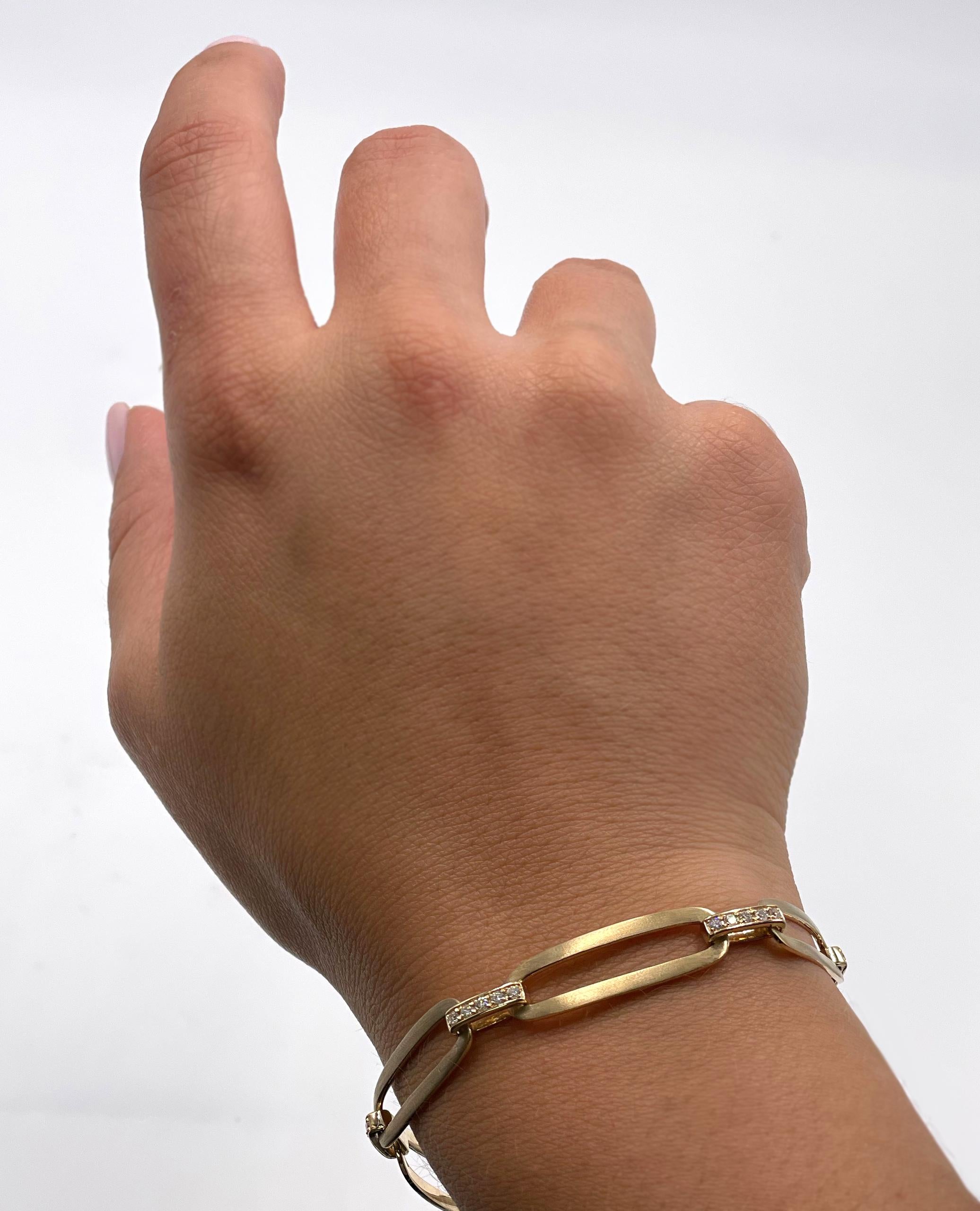 Contemporain Bracelet à maillons ouverts en or jaune 14 carats et diamants avec finition satinée en vente