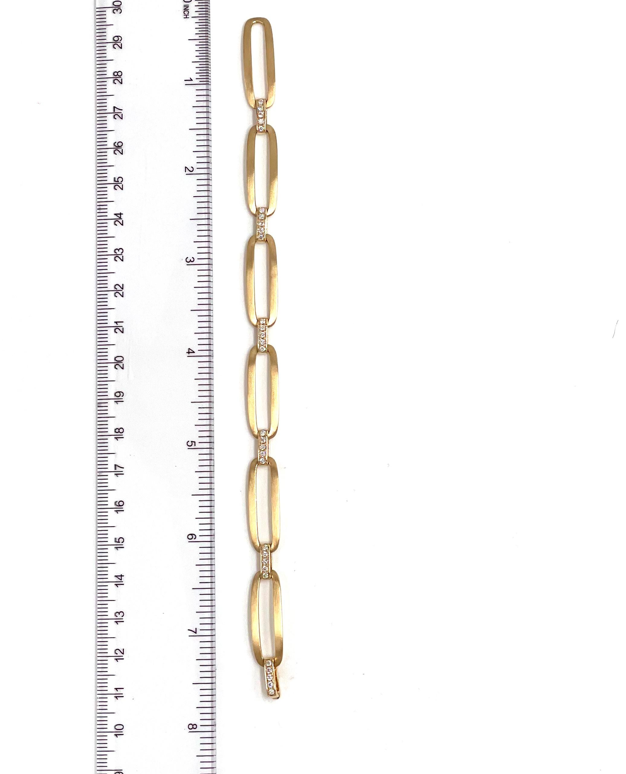 Taille ronde Bracelet à maillons ouverts en or jaune 14 carats et diamants avec finition satinée en vente