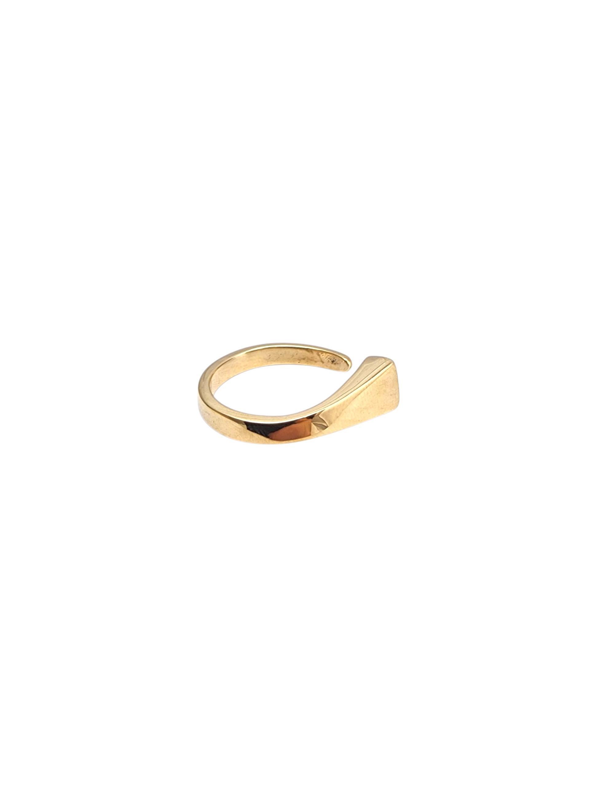Anello aperto in oro giallo 14K -

Questo anello aperto in oro giallo 14K offre un look minimalista e contemporaneo con un design elegante e regolabile perfetto per l'eleganza di tutti i giorni.

Peso: 4,0 gr. / 2,6 dwt.

Dimensione: 6.5

Gambo: 3