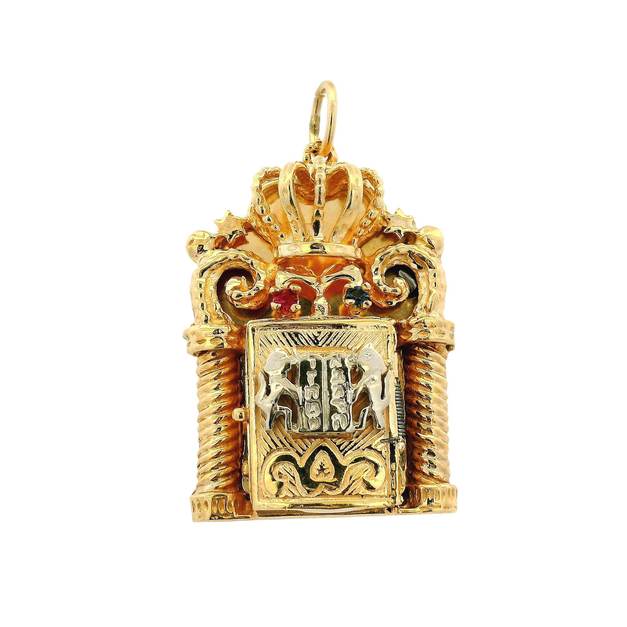 Pendentif en or jaune 14k avec rouleau de la Torah ouvert

Ce superbe pendentif en forme de rouleau de la Torah est en excellent état et prêt à être expédié !

Design/One : Rouleau de la Torah avec une étoile juive à l'intérieur. Le pendentif