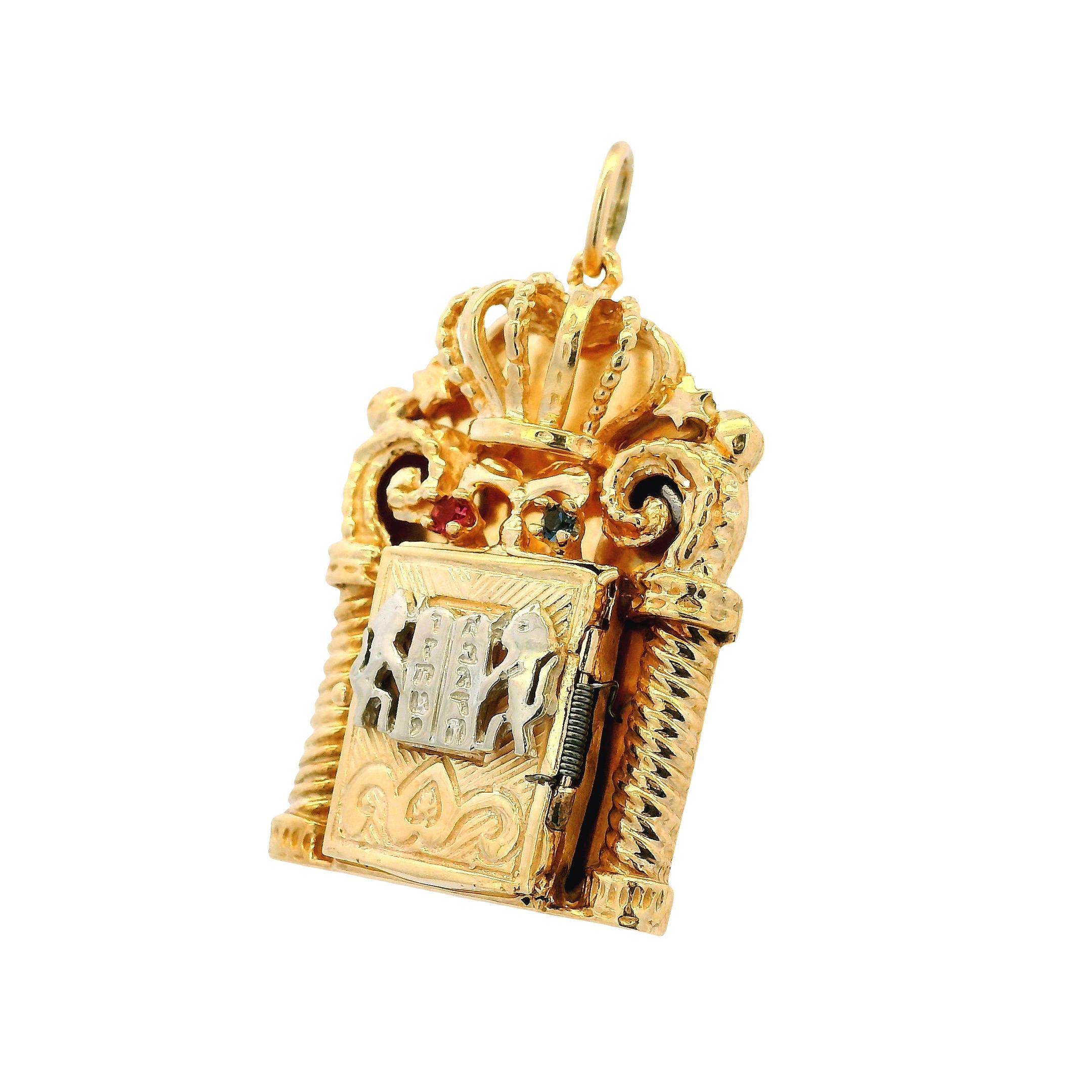 Taille ronde Pendentif en or jaune 14k avec rouleau de la Torah ouvert en vente