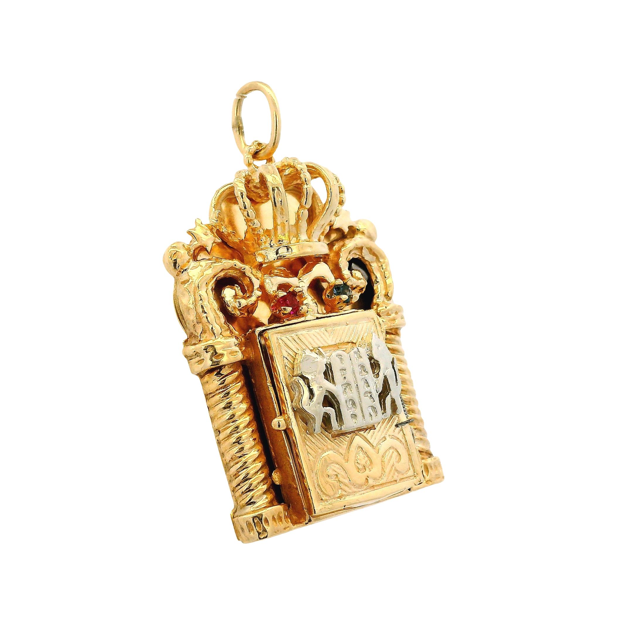 Pendentif en or jaune 14k avec rouleau de la Torah ouvert Excellent état - En vente à Boca Raton, FL