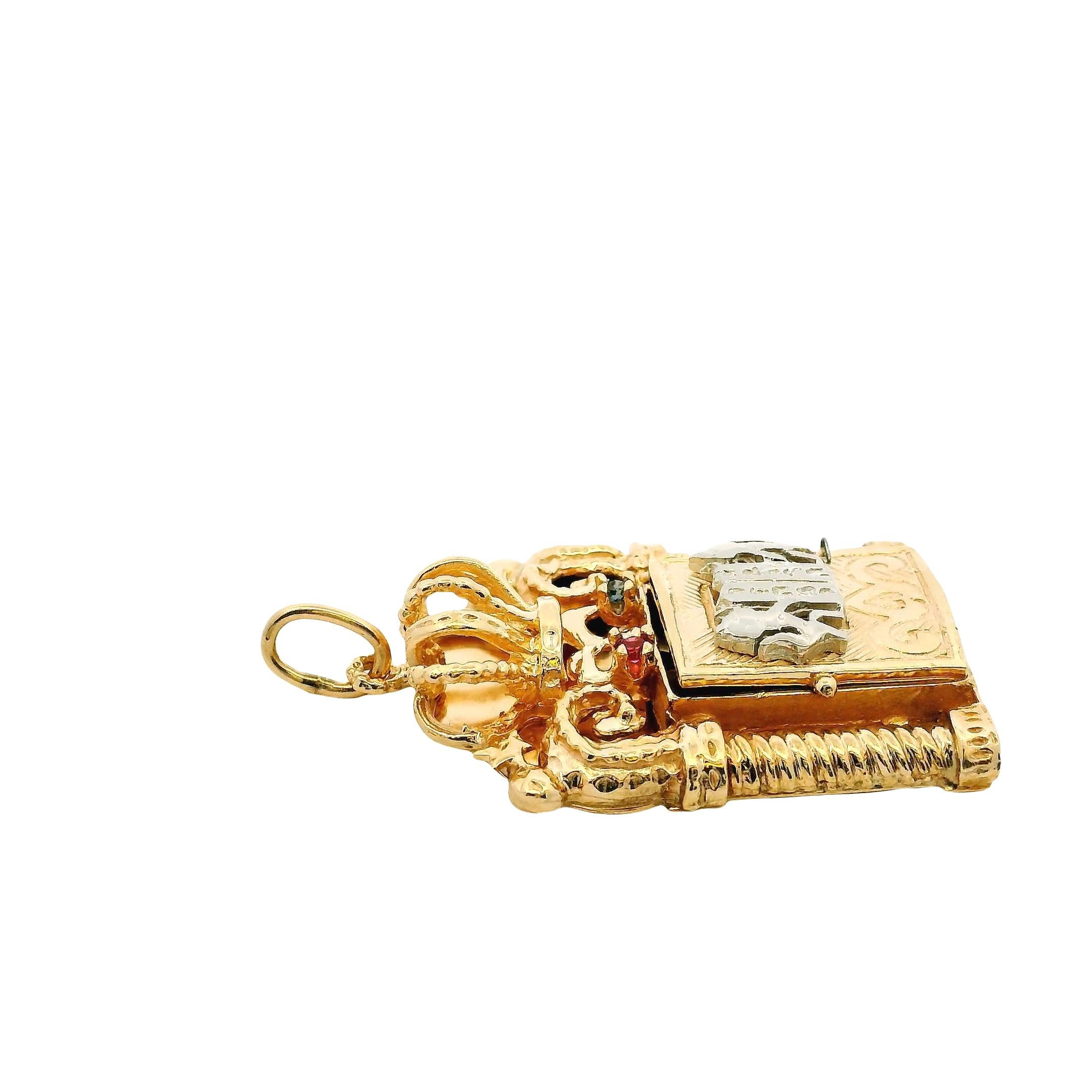 Pendentif en or jaune 14k avec rouleau de la Torah ouvert en vente 2