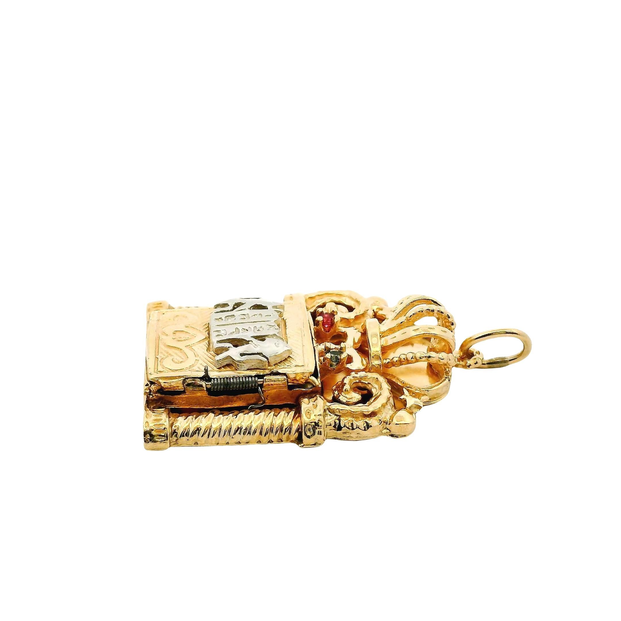Pendentif en or jaune 14k avec rouleau de la Torah ouvert en vente 3