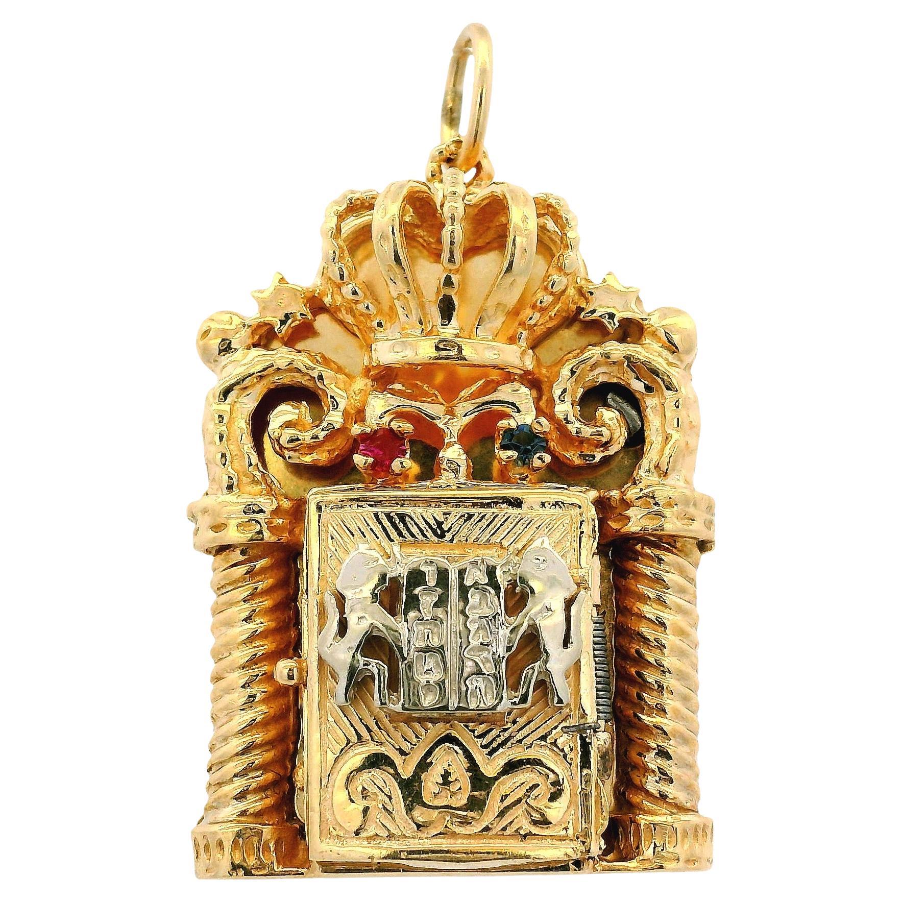 Pendentif en or jaune 14k avec rouleau de la Torah ouvert en vente