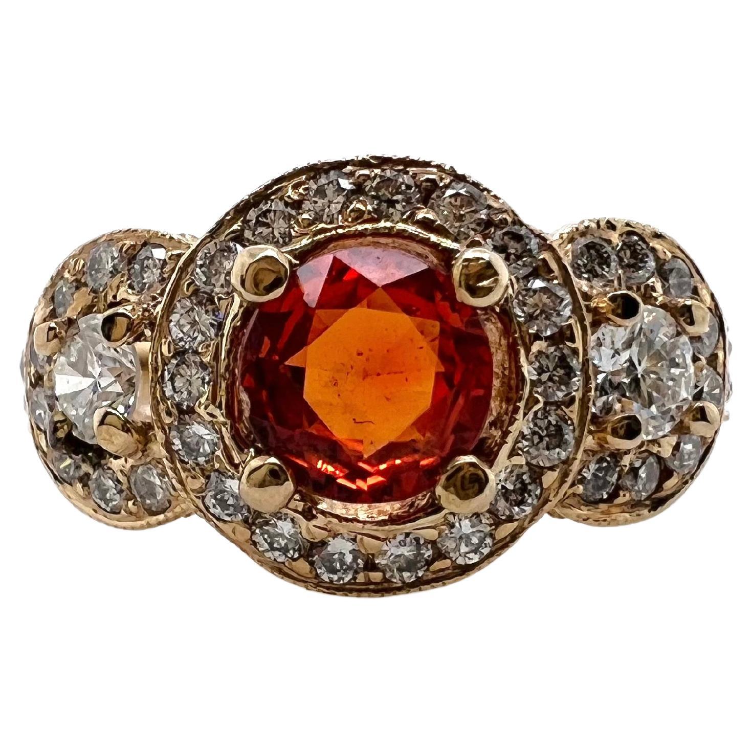 Anillo de oro amarillo de 14k con zafiro naranja y diamantes en venta