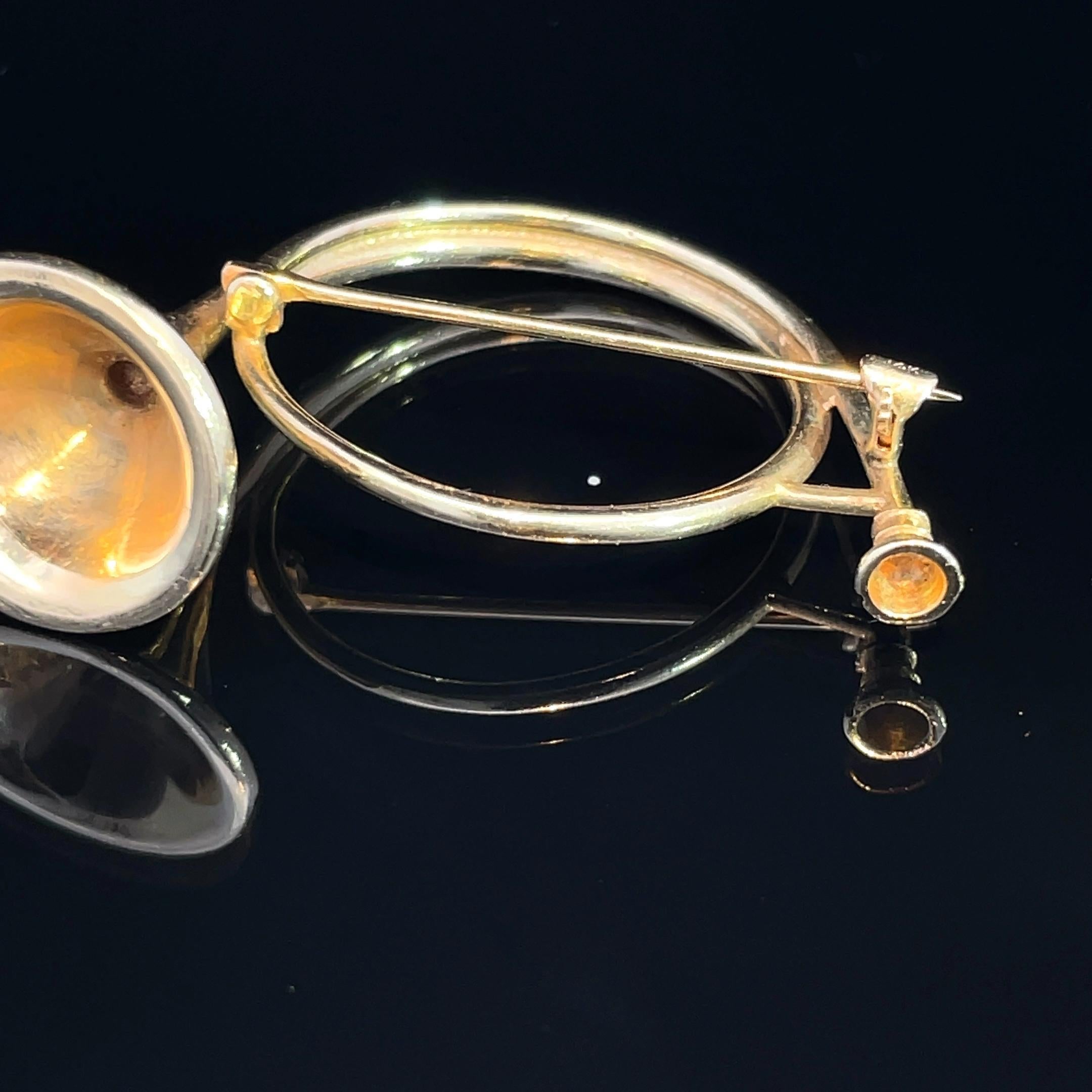 Élevez votre jeu d'accessoires avec notre exquise broche en or jaune 14 carats en forme de cor d'orchestre, une pièce étonnante qui allie harmonieusement l'art et l'élégance. D'un poids délicat de 8,5 grammes, cette broche est ornée d'un magnifique