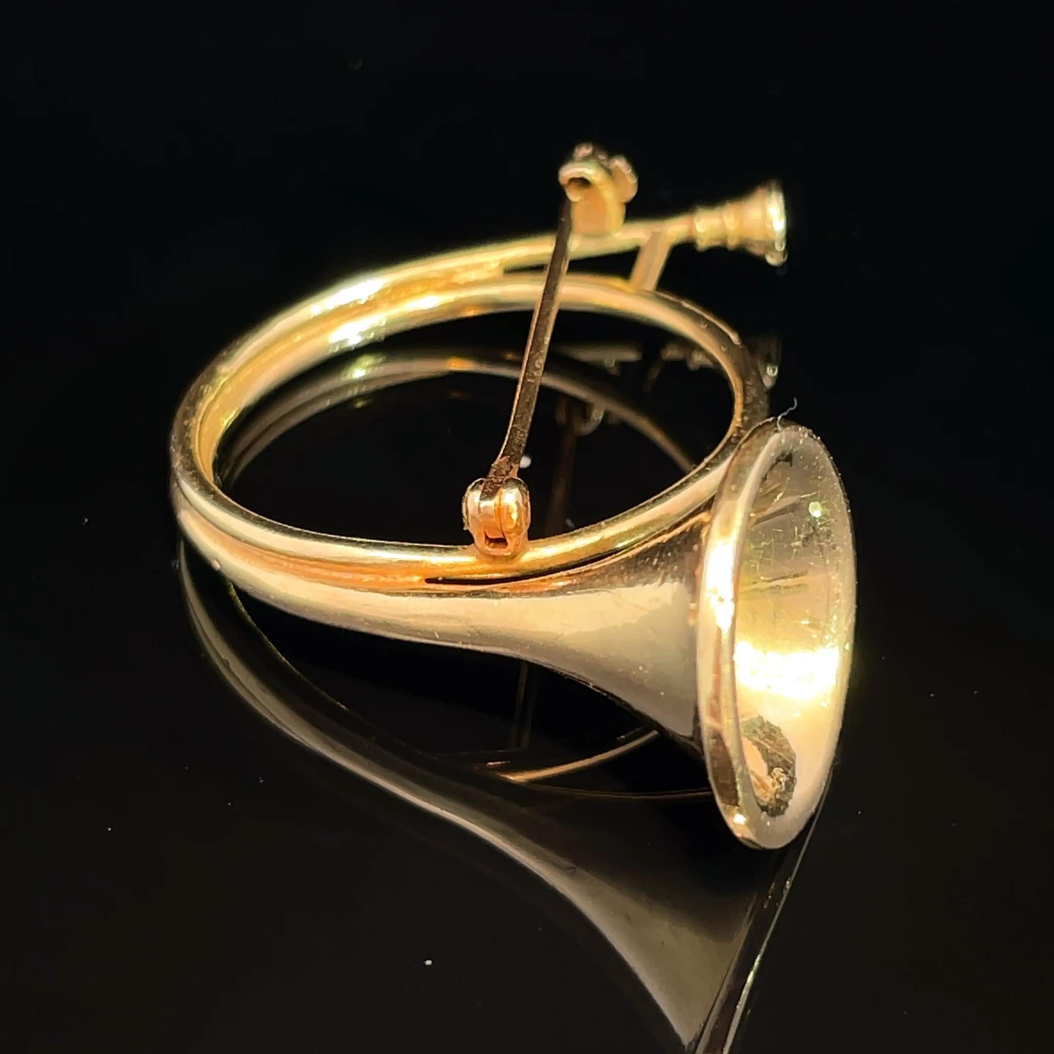 Épingle en or jaune 14k pour cor d'orchestre en vente 1