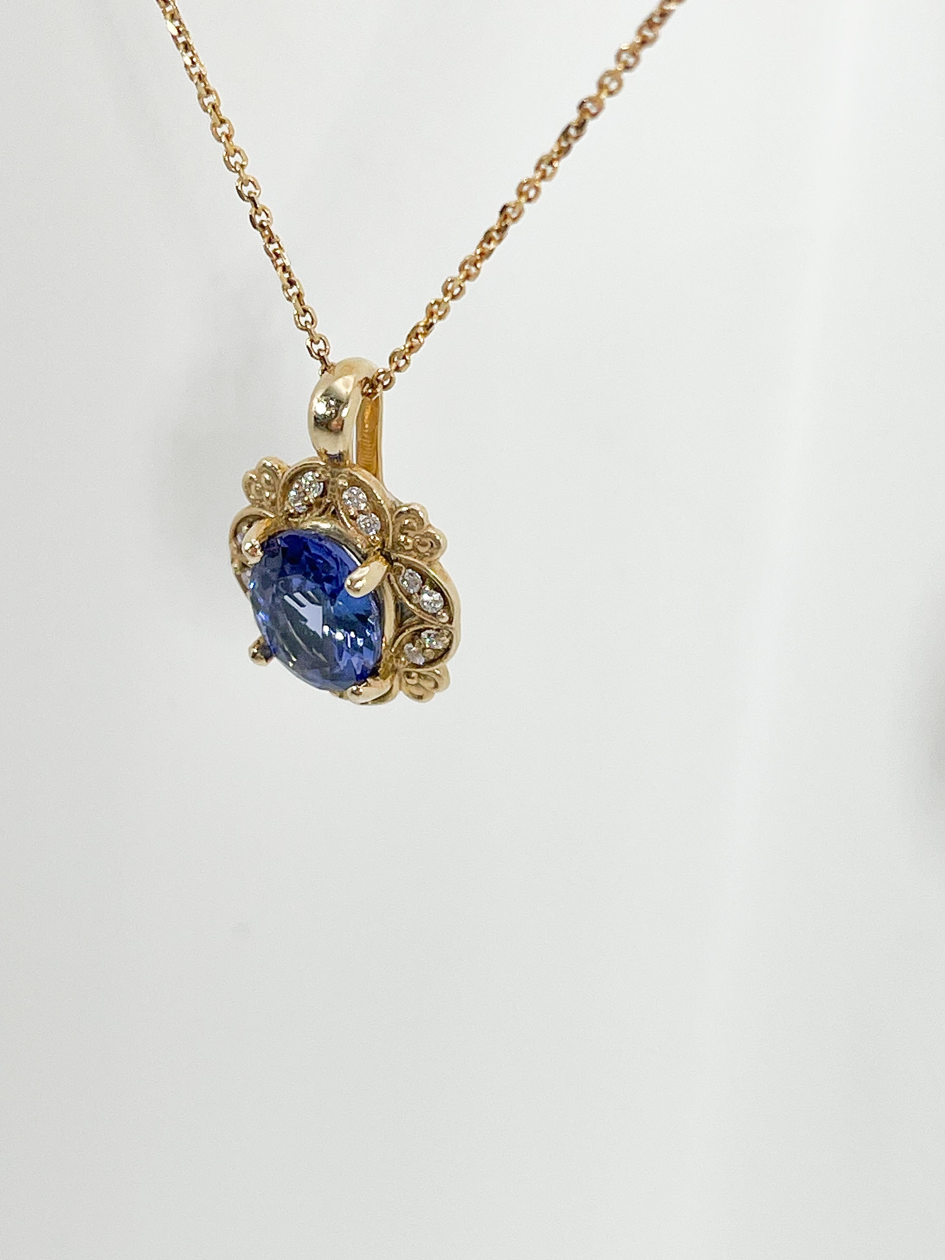 14K Yellow Gold Oval 2.20 Carat Tanzanite and Diamond Pendant Necklace  In Excellent Condition For Sale In Stuart, FL