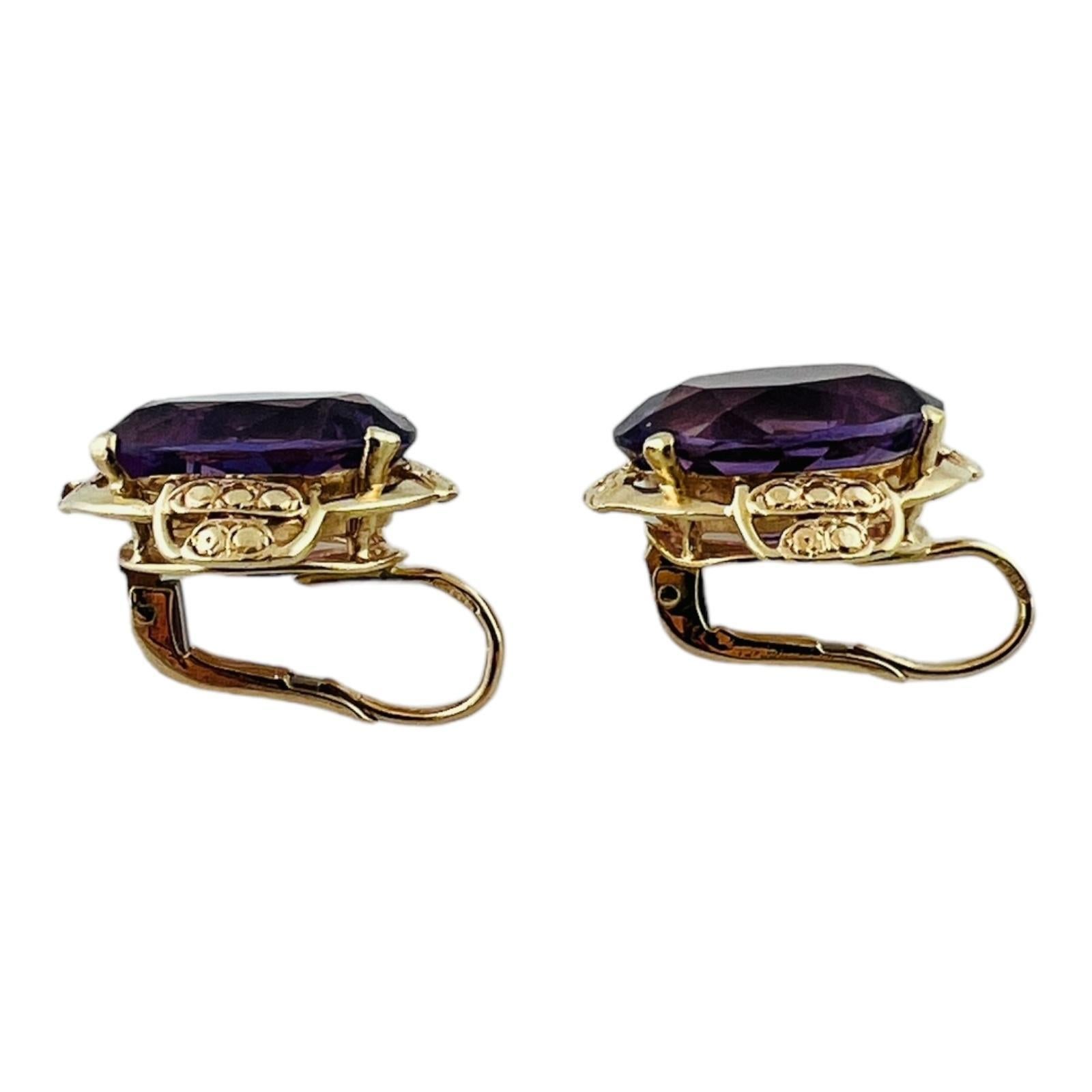 Vintage 14K Yellow Gold Oval Natural Amethyst Ornate Earrings

These gorgeous ornate leverback earrings feature 2 stunning oval shaped cut amethyst stones!

Amethyst size: 15.96mm X 11.82mm X 7.68mm

Amethyst weight: 16.18 cttw

Size: 19.46mm X