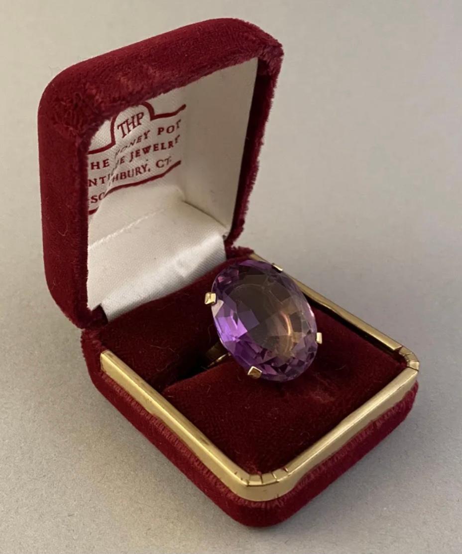 Modern 14K Yellow Gold Oval Amethyst Ring For Sale