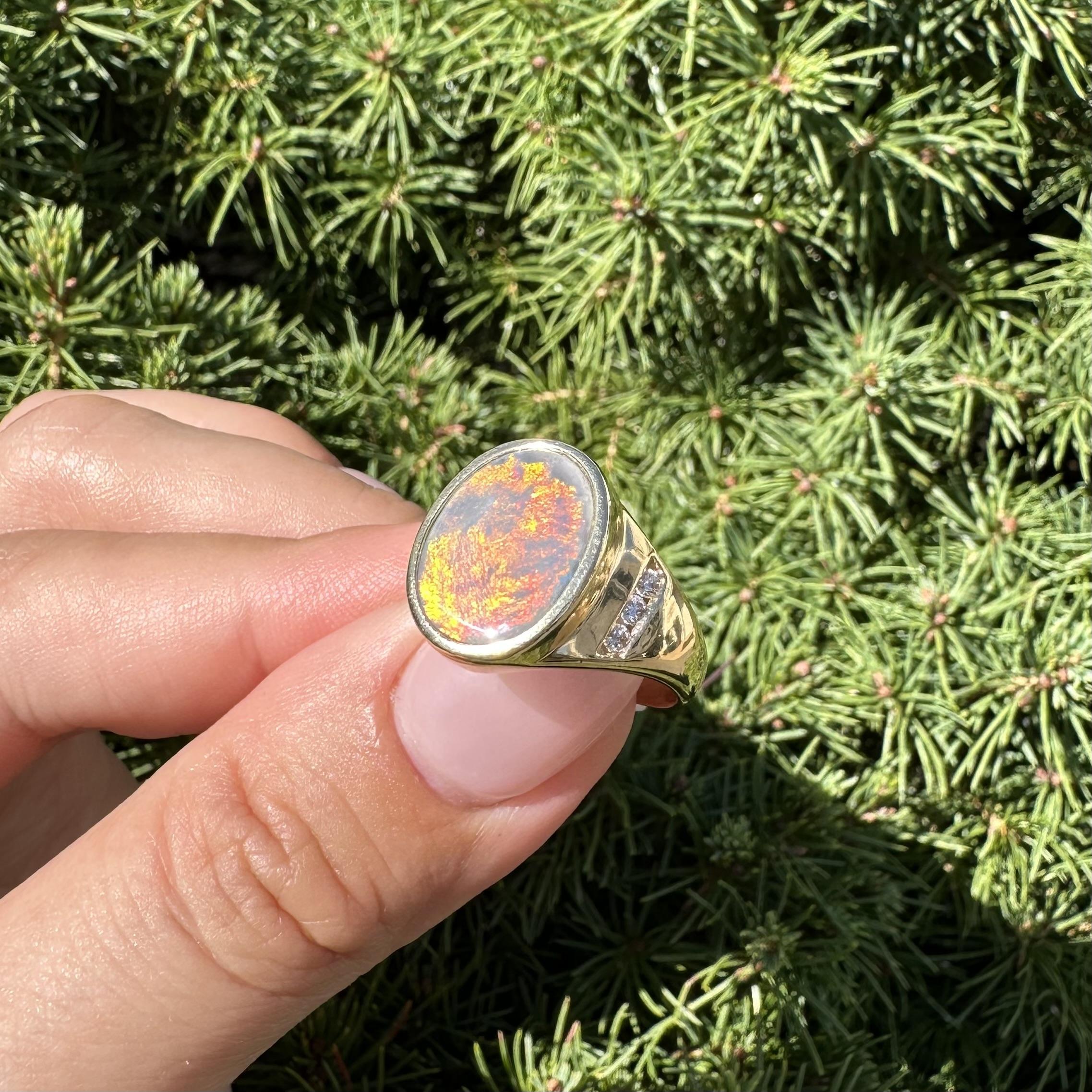 Anello con castone ovale in oro giallo 14k con opale Boulder infuocato e diamante in vendita 5