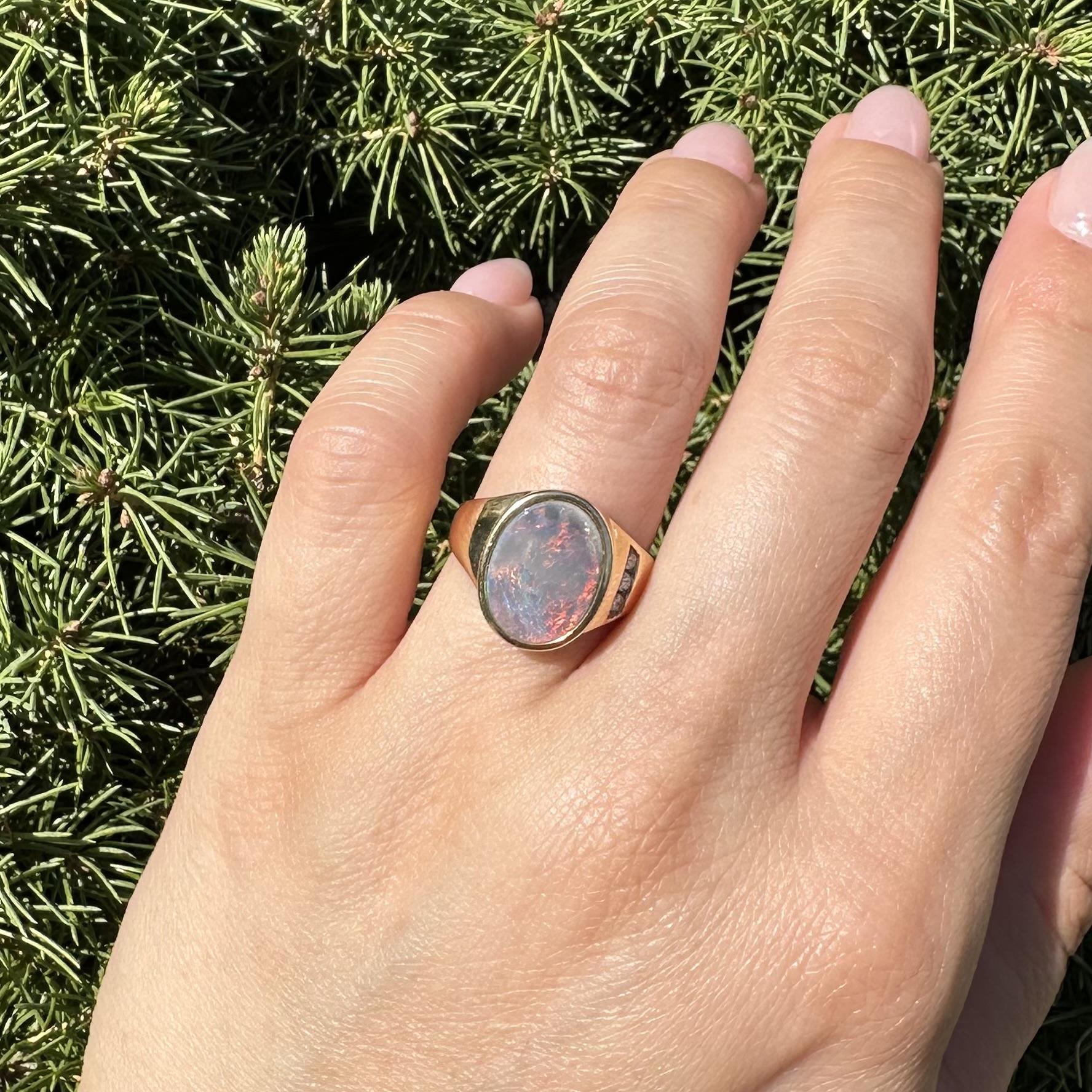 Anello con castone ovale in oro giallo 14k con opale Boulder infuocato e diamante in vendita 7