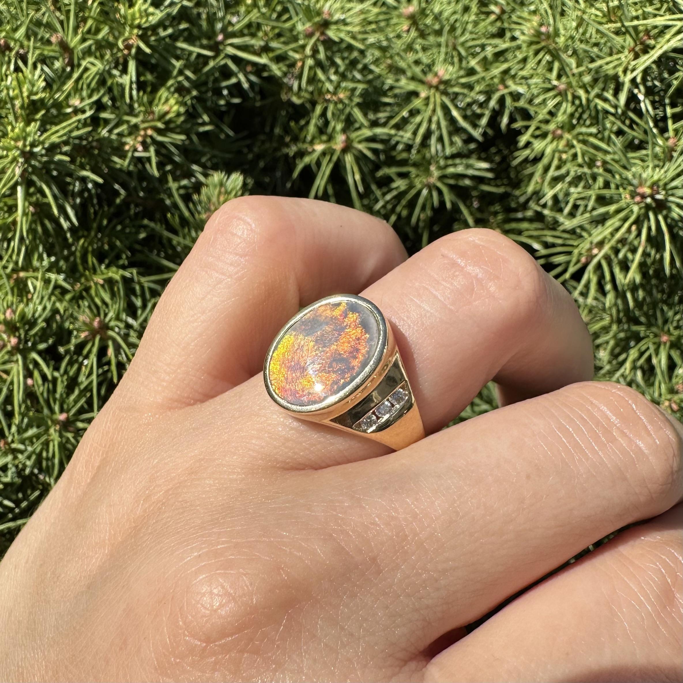 Anello con castone ovale in oro giallo 14k con opale Boulder infuocato e diamante in vendita 8