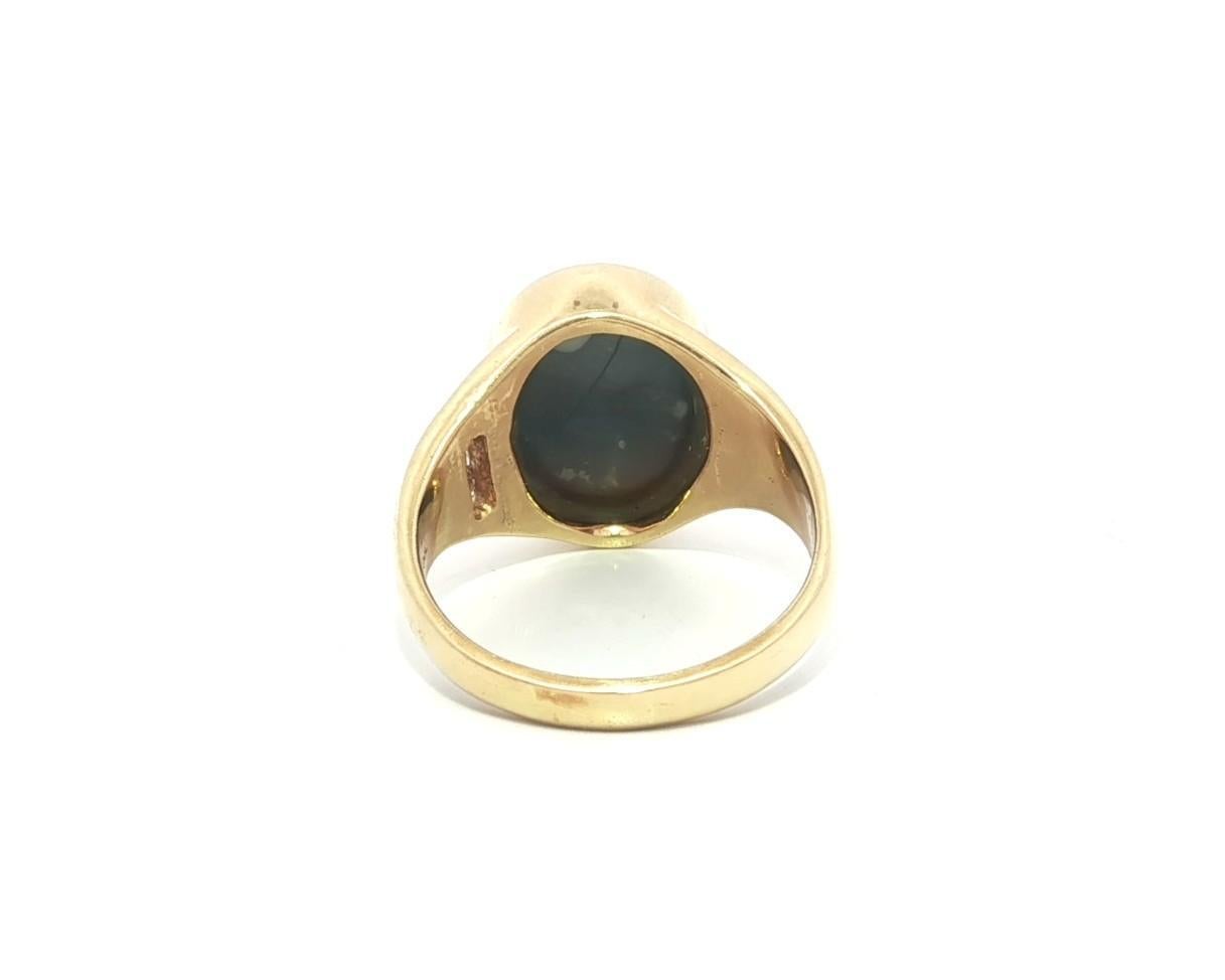 Cabochon Anello con castone ovale in oro giallo 14k con opale Boulder infuocato e diamante in vendita