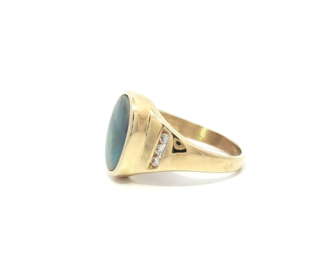 Anello con castone ovale in oro giallo 14k con opale Boulder infuocato e diamante In condizioni ottime in vendita a Montclair, NJ