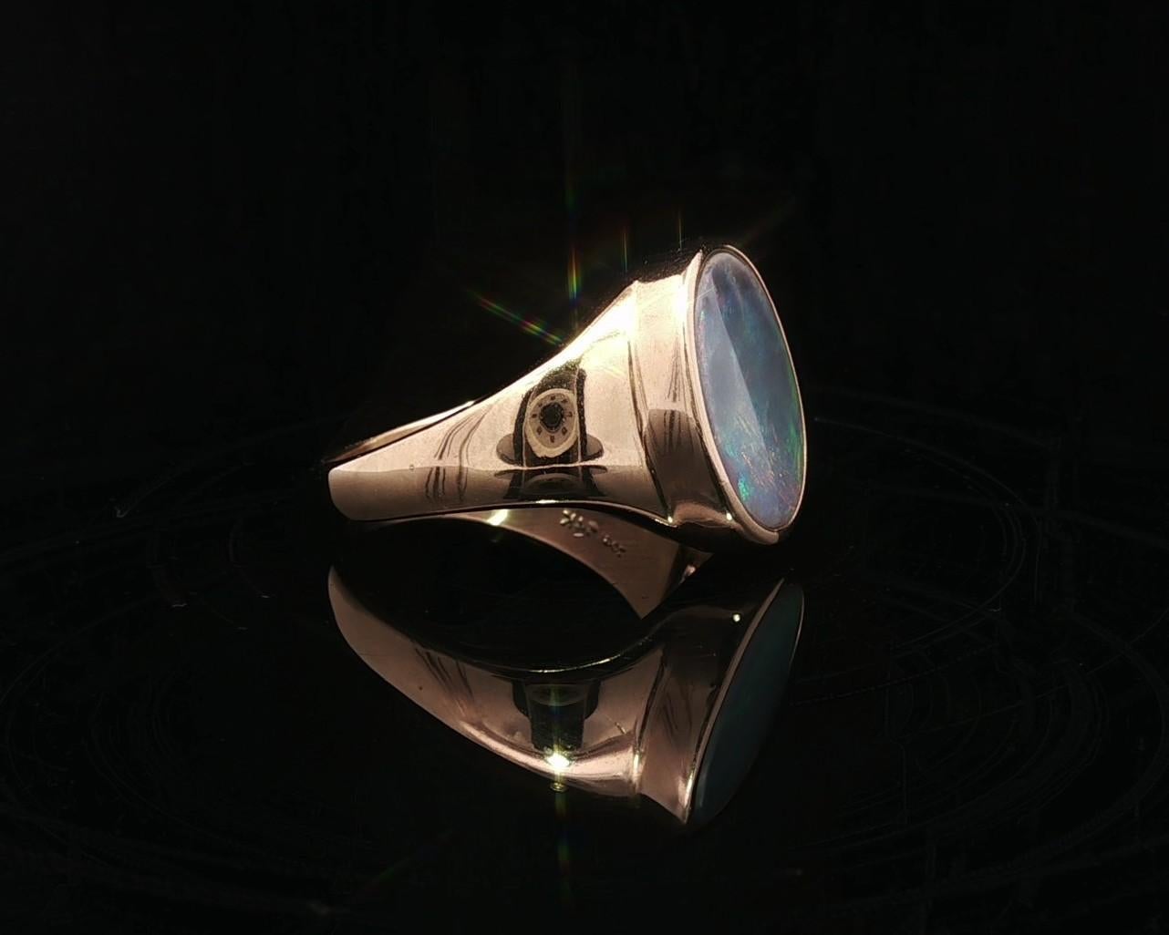 Anello con castone ovale in oro giallo 14k con opale Boulder infuocato e diamante in vendita 2