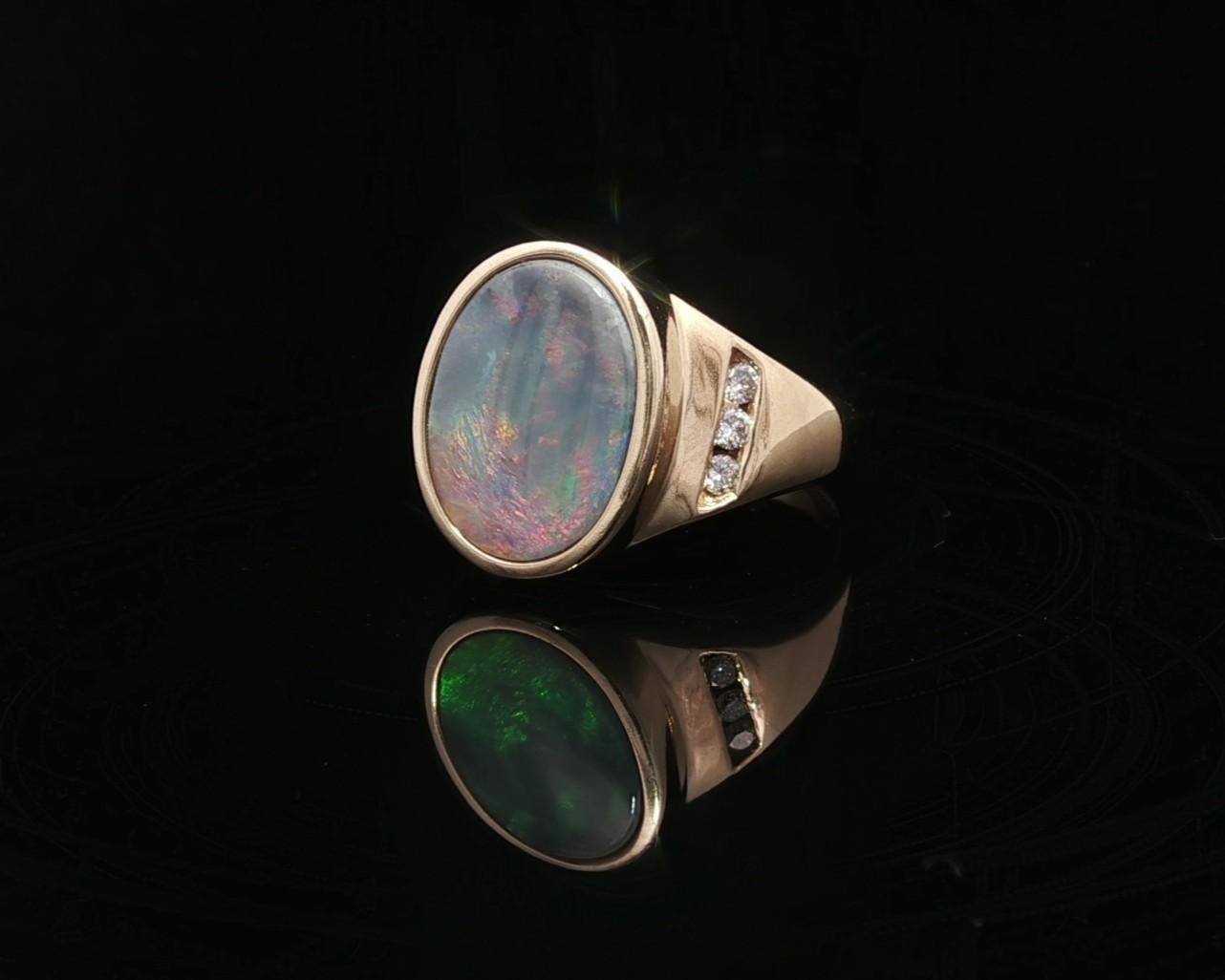 Anello con castone ovale in oro giallo 14k con opale Boulder infuocato e diamante in vendita 3