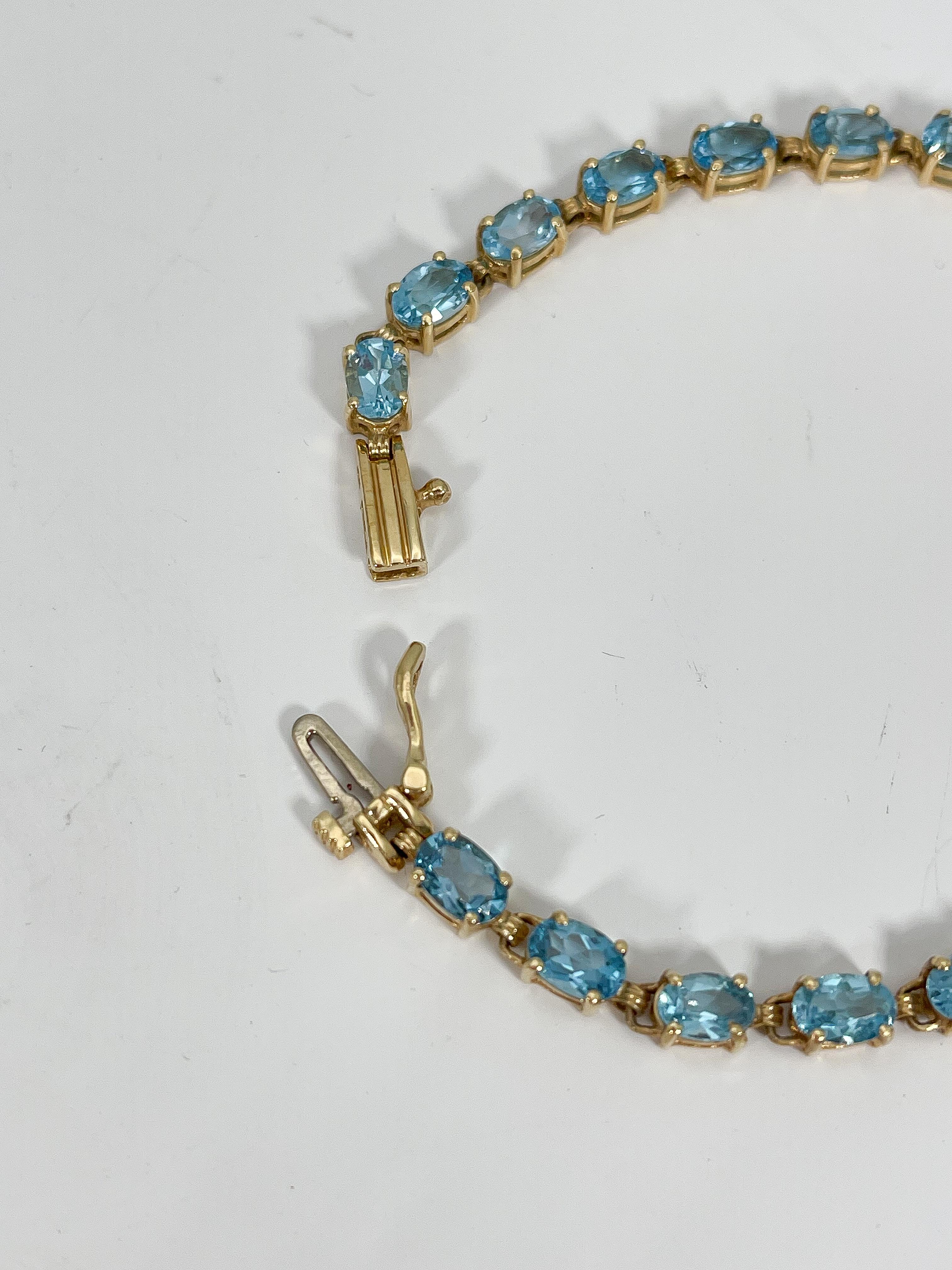 14K Yellow Gold Oval Blue Topaz Bracelet In Excellent Condition For Sale In Stuart, FL
