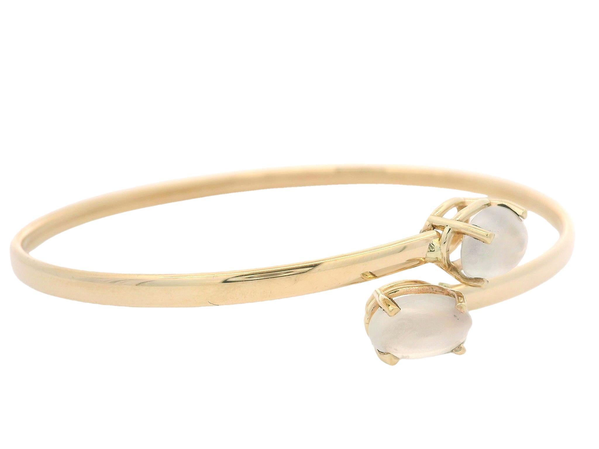 --Pietre: --
(2) Pietre lunari naturali autentiche - taglio cabochon ovale - incastonate - colore blu - 9,5x5,8 mm ciascuna (circa)

Materiale: Oro giallo massiccio 14k
Peso: 5.78 grammi
Dimensioni: Si adatta comodamente a un polso da 6,5 pollici