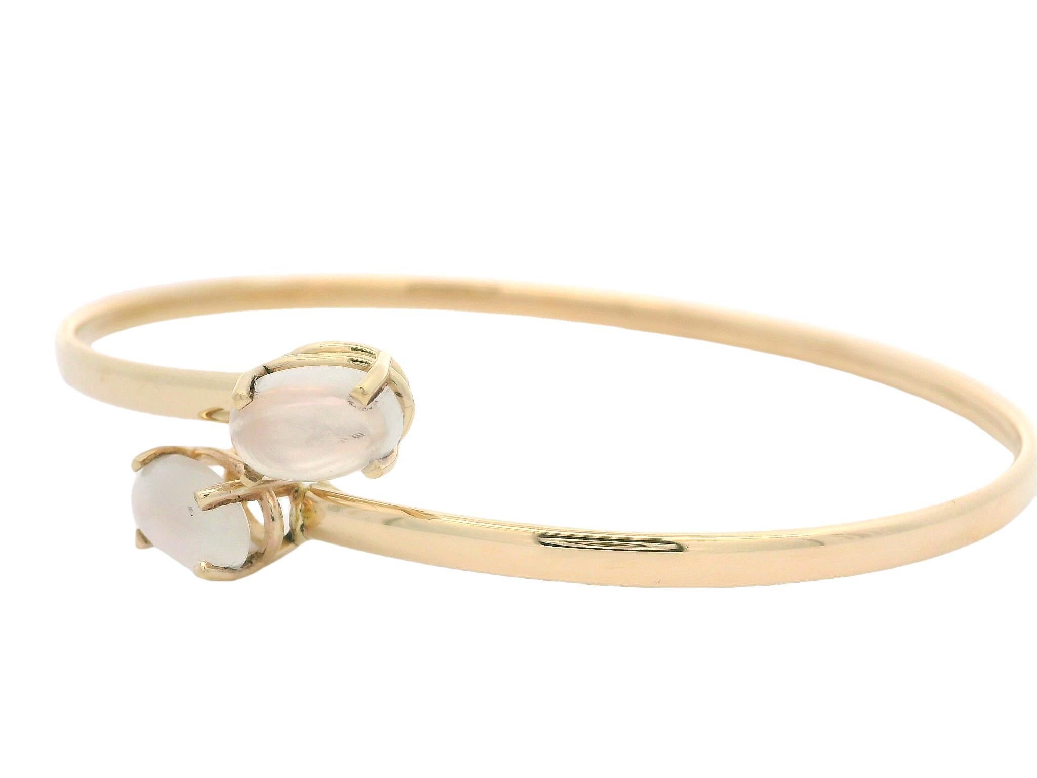 Cabochon Bracciale flessibile bypass in oro giallo 14k con cabochon ovale in pietra di luna blu in vendita