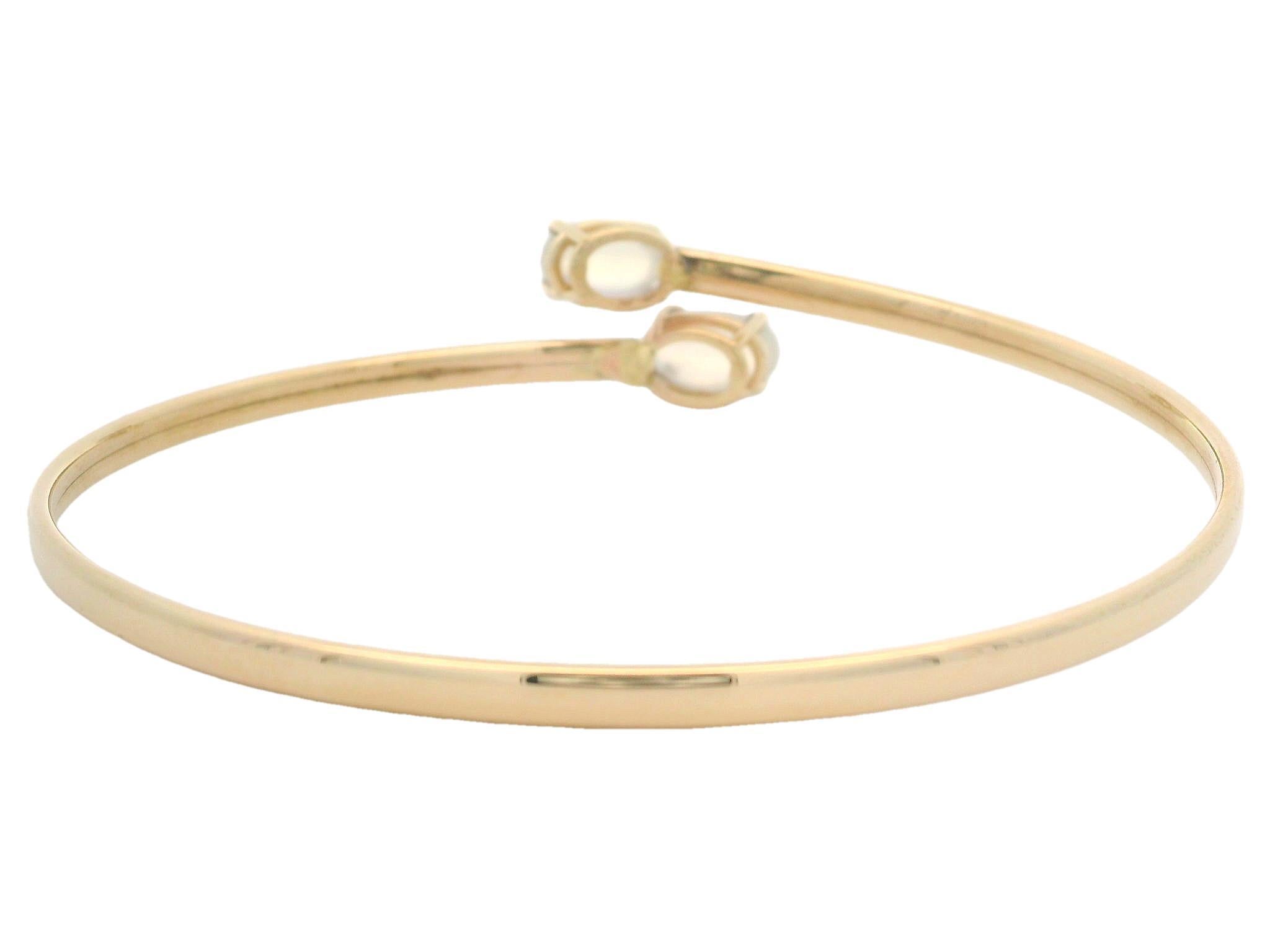 Bracciale flessibile bypass in oro giallo 14k con cabochon ovale in pietra di luna blu In condizioni buone in vendita a Montclair, NJ