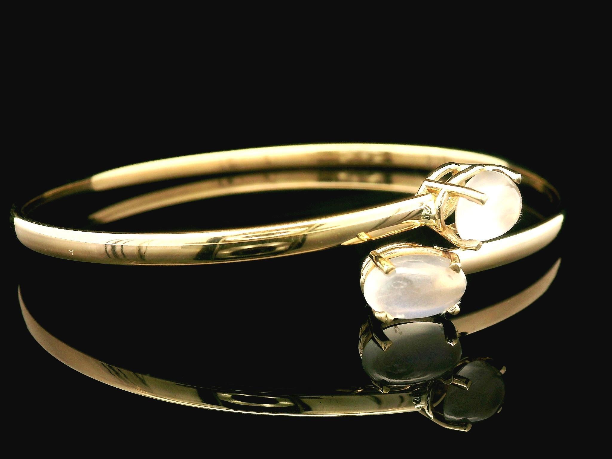 Donna Bracciale flessibile bypass in oro giallo 14k con cabochon ovale in pietra di luna blu in vendita