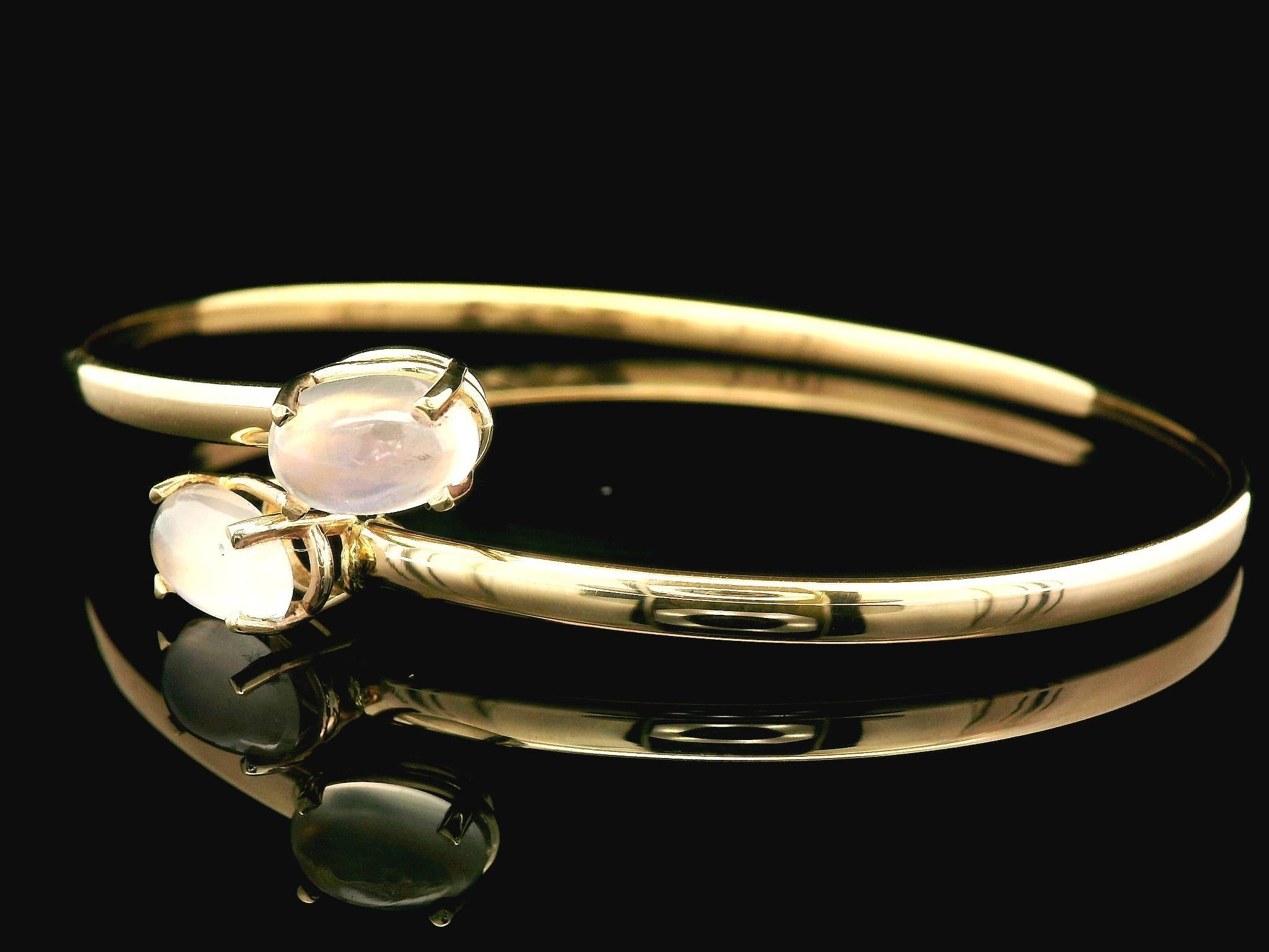 Bracciale flessibile bypass in oro giallo 14k con cabochon ovale in pietra di luna blu in vendita 1