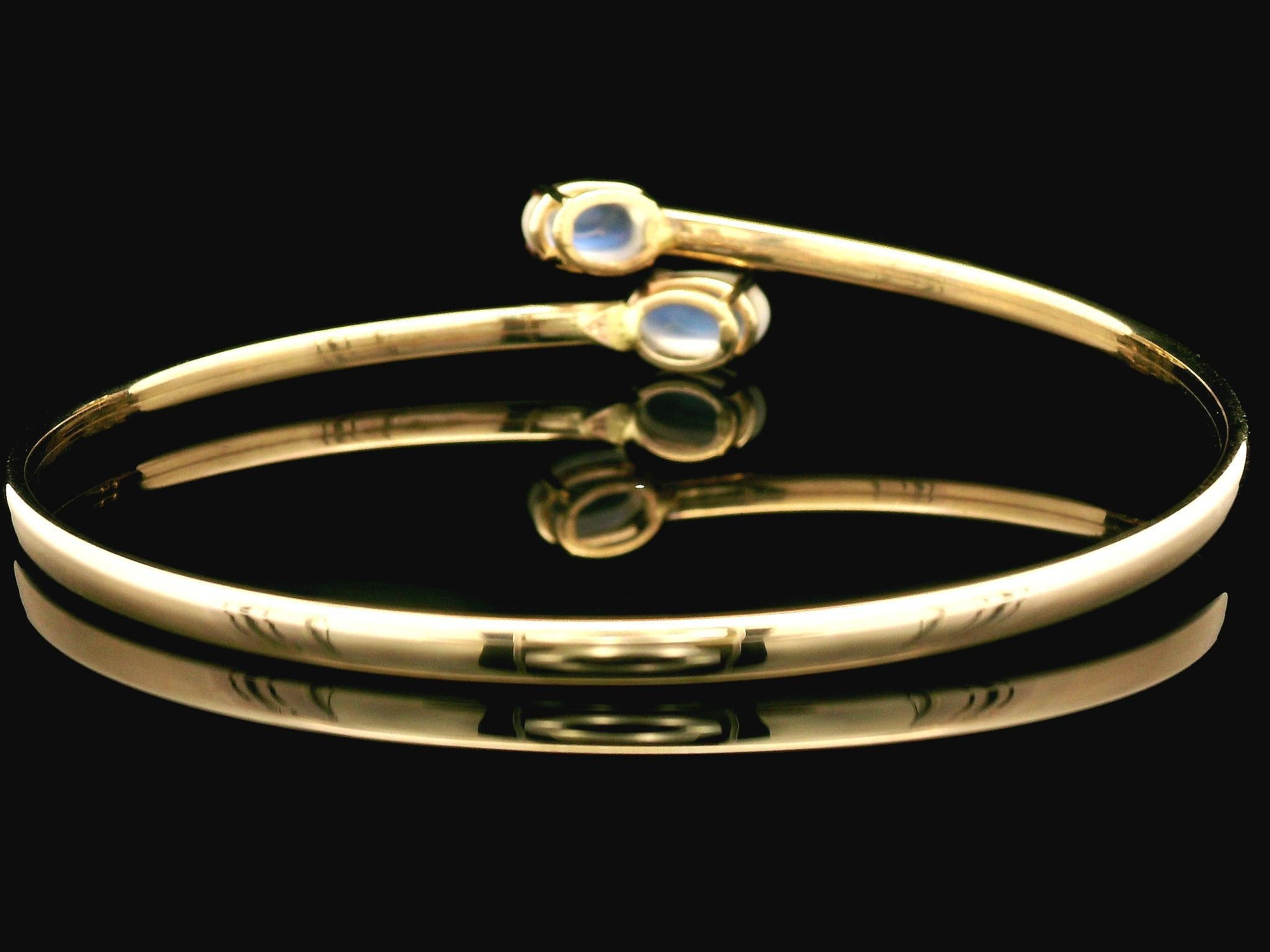 Bracciale flessibile bypass in oro giallo 14k con cabochon ovale in pietra di luna blu in vendita 2