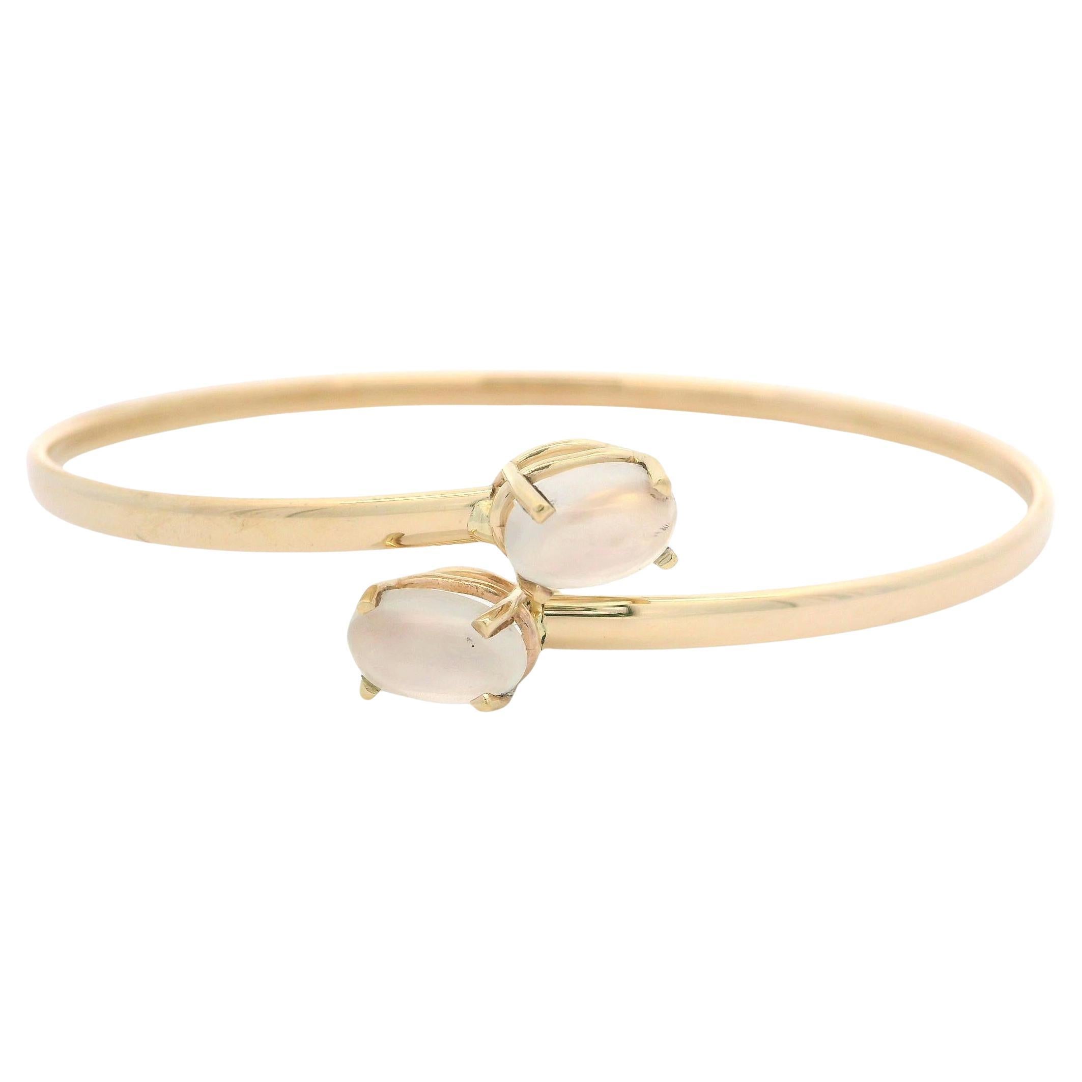 Bracciale flessibile bypass in oro giallo 14k con cabochon ovale in pietra di luna blu