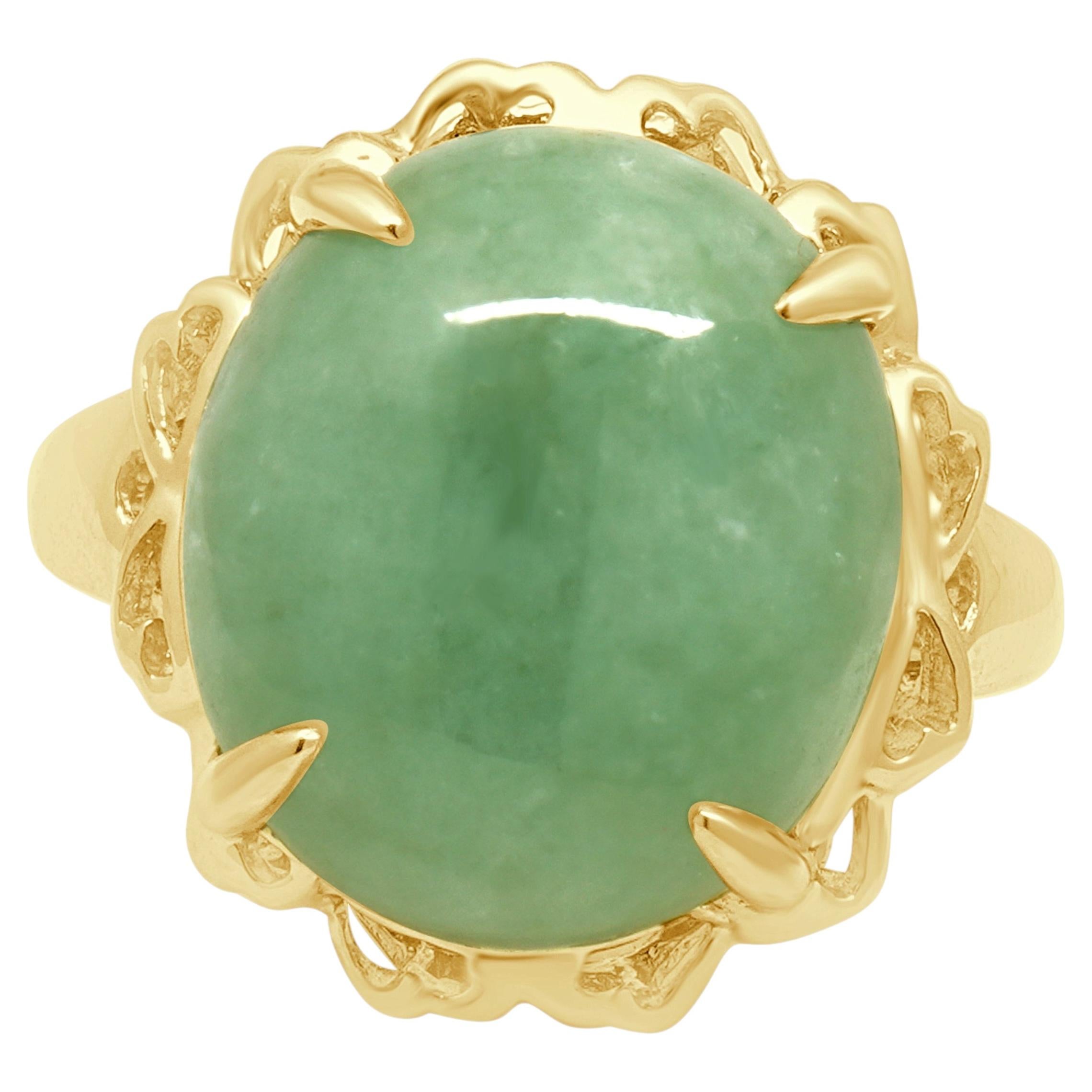 Anello solitario in giadaite con taglio cabochon ovale, in oro giallo 14 carati in vendita
