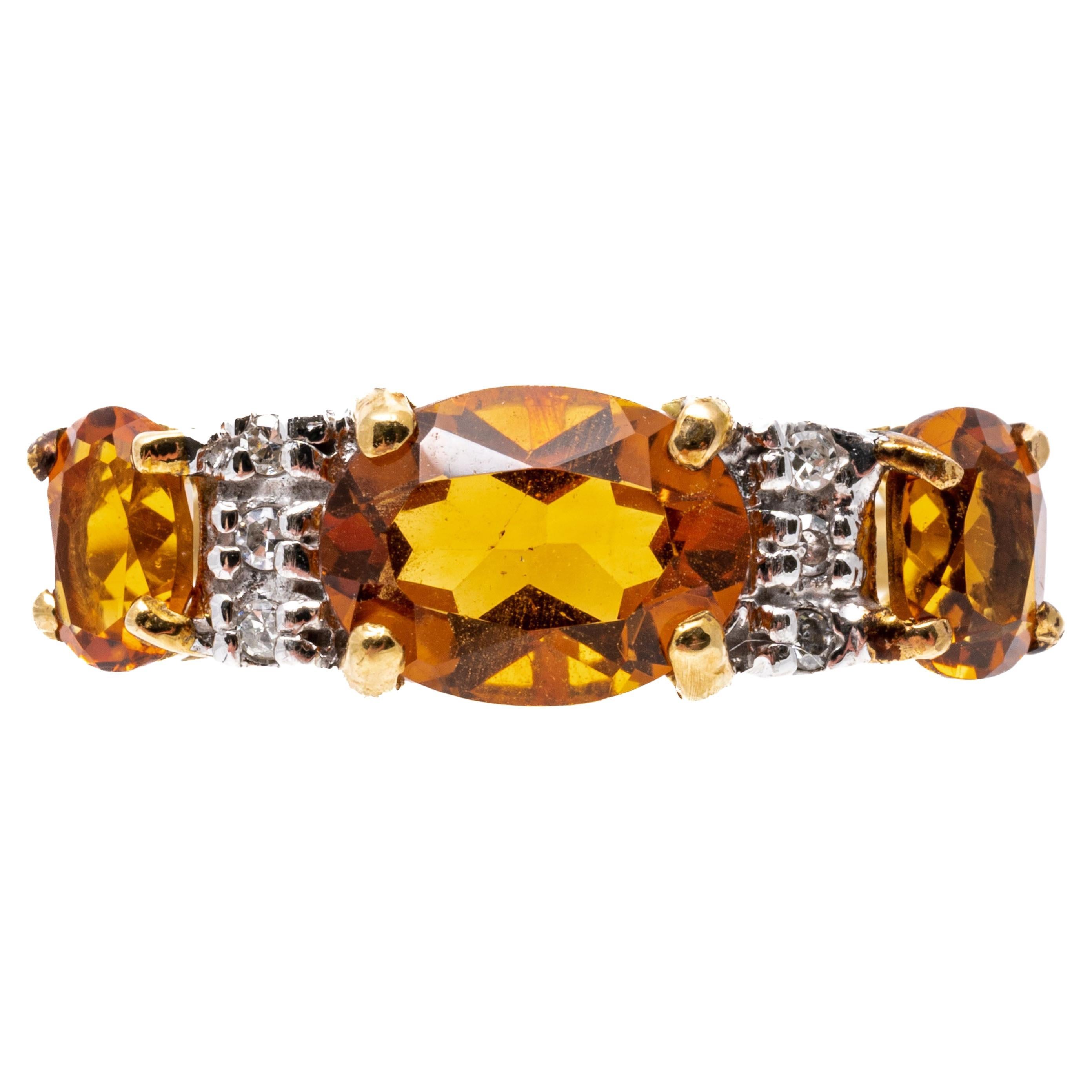 Bague jonc en or jaune 14 carats avec citrine ovale et diamants en vente