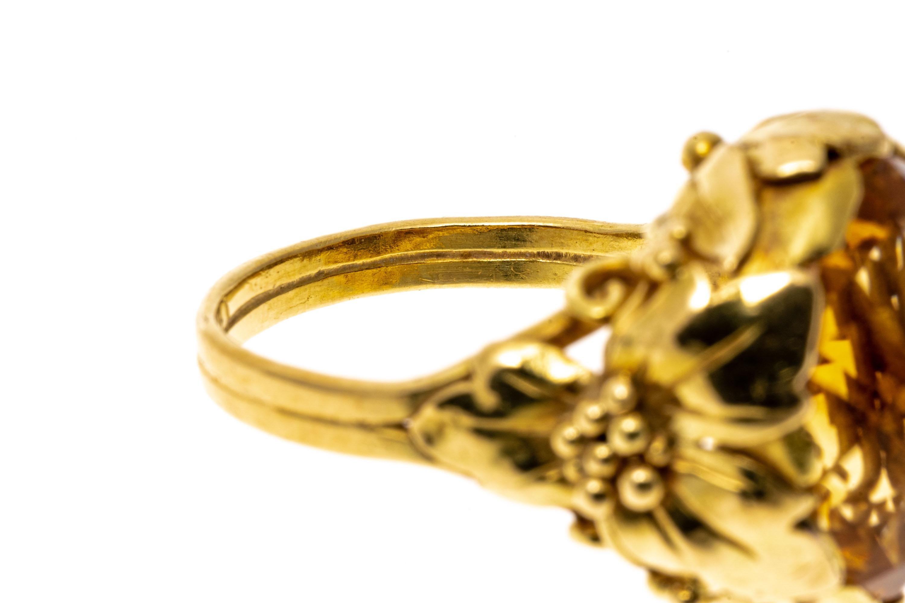 ring aus 14k Gelbgold. Dieser hübsche Ring verfügt über ein Zentrum oval facettiert, mittel-goldgelbe Farbe Citrin, etwa 8,84 CTS, akzentuiert durch Blumen Form Galerien und Schultern. Der Ring hat einen gerippten Schaft.
Markierungen: Keine, Tests