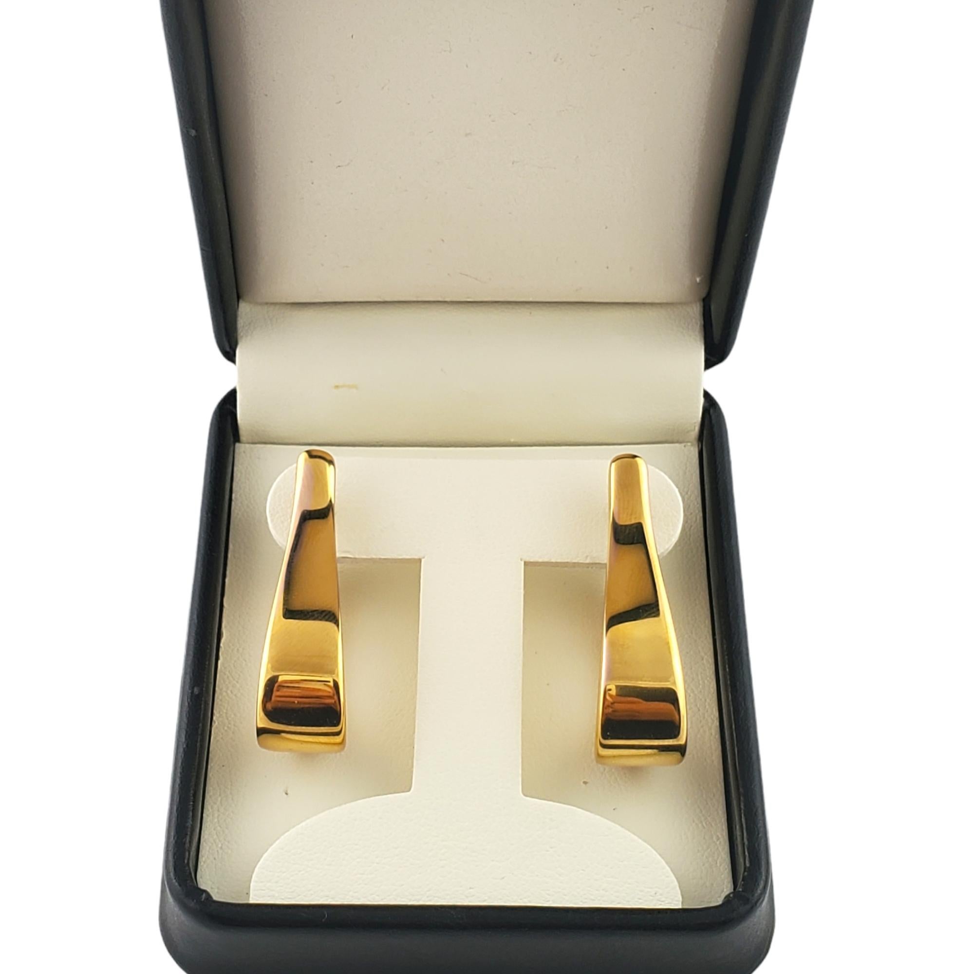 Vintage 14K Yellow Gold Oval Cuff Hoop Earrings

Beautiful set of log oval cuff hoops!

Size: 7 mm X 35 mm X 8.5 mm

Weight: 6.7g/ 4.3 dwt

Hallmark: 14K MILOR ITALY

Very good condition, professionally polished.

Will come packaged in a gift box