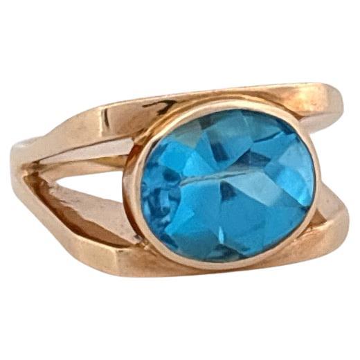 Taglio ovale Anello in oro giallo 14K con taglio ovale e 4,50 carati di topazio blu svizzero in vendita