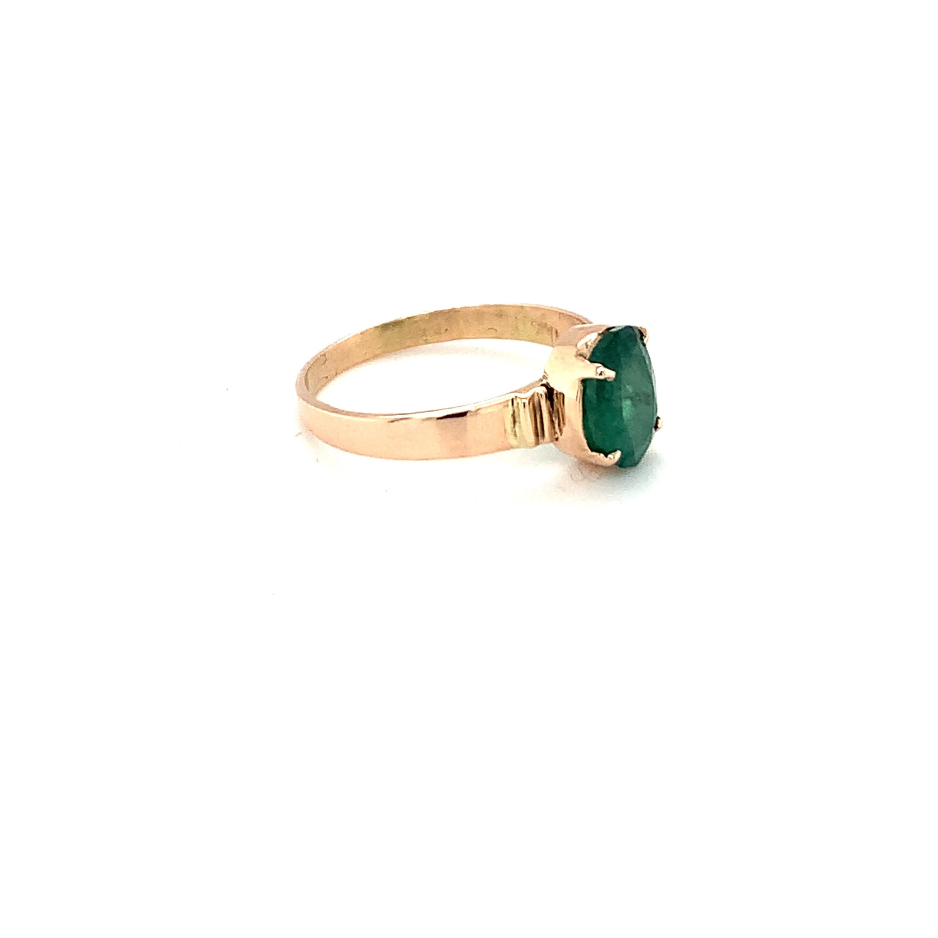 Women's 14K Yellow Gold Oval Cut Emerald Solitaire Ring For Sale
