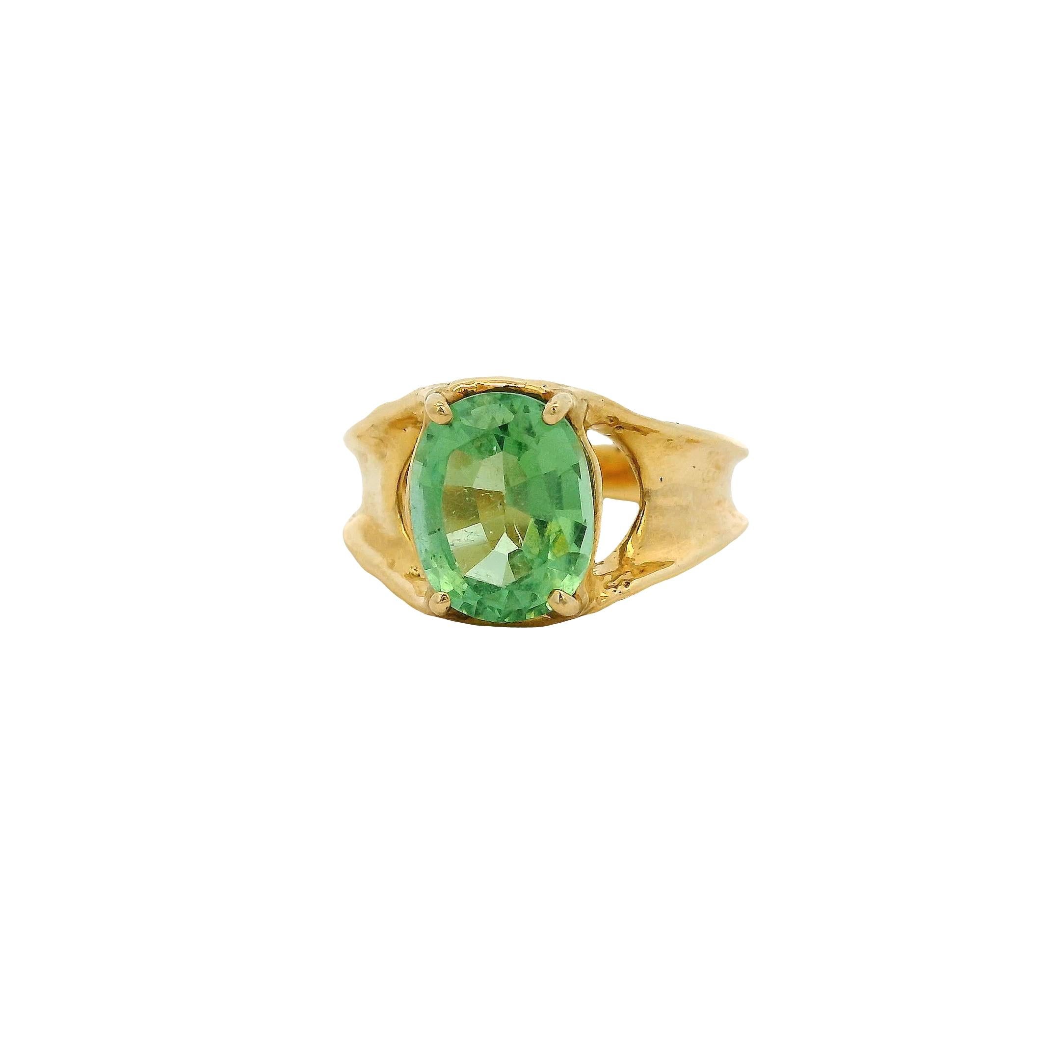 Moderne Bague en or jaune 14k avec pierre centrale en péridot de taille ovale en vente