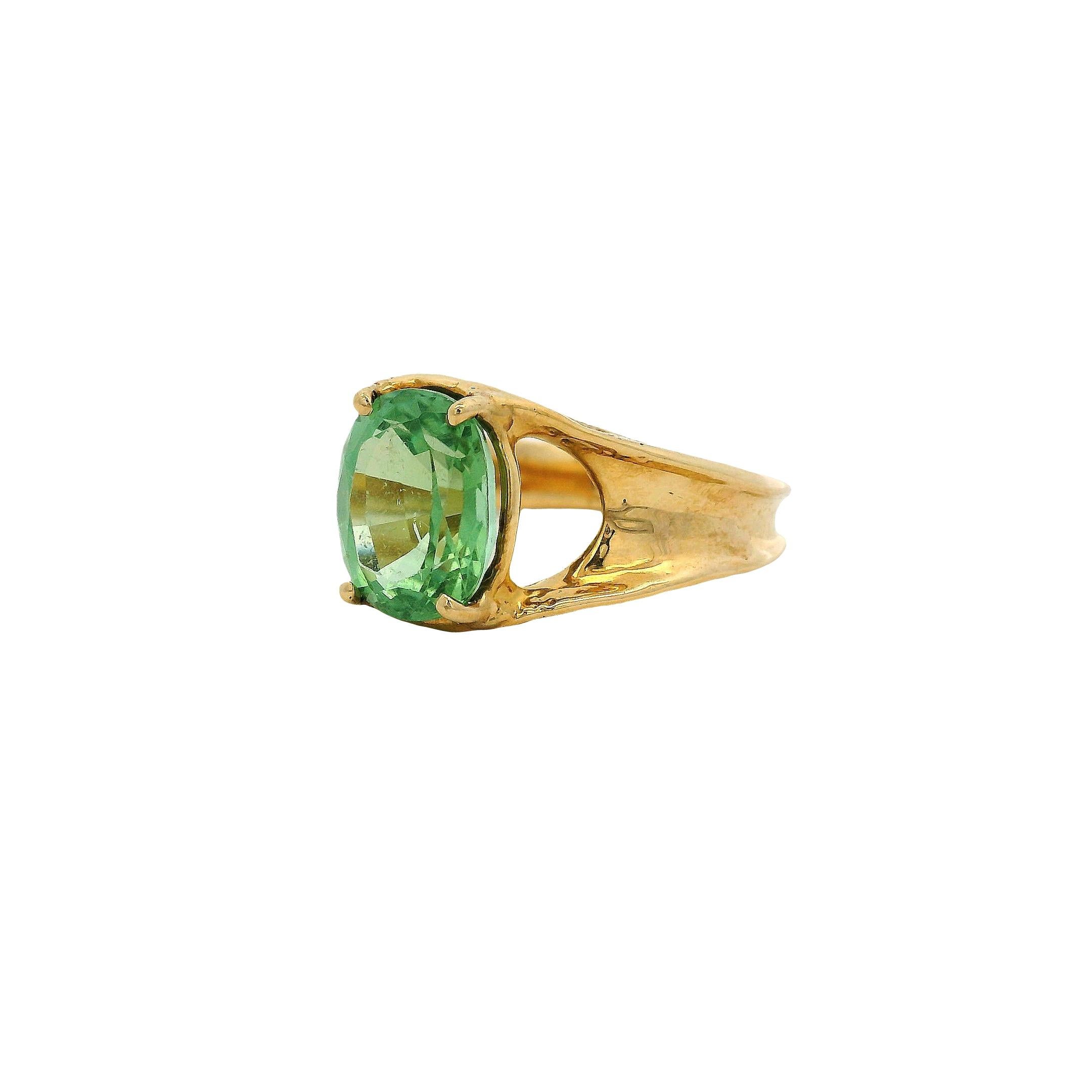 Bague en or jaune 14k avec pierre centrale en péridot de taille ovale Excellent état - En vente à Boca Raton, FL
