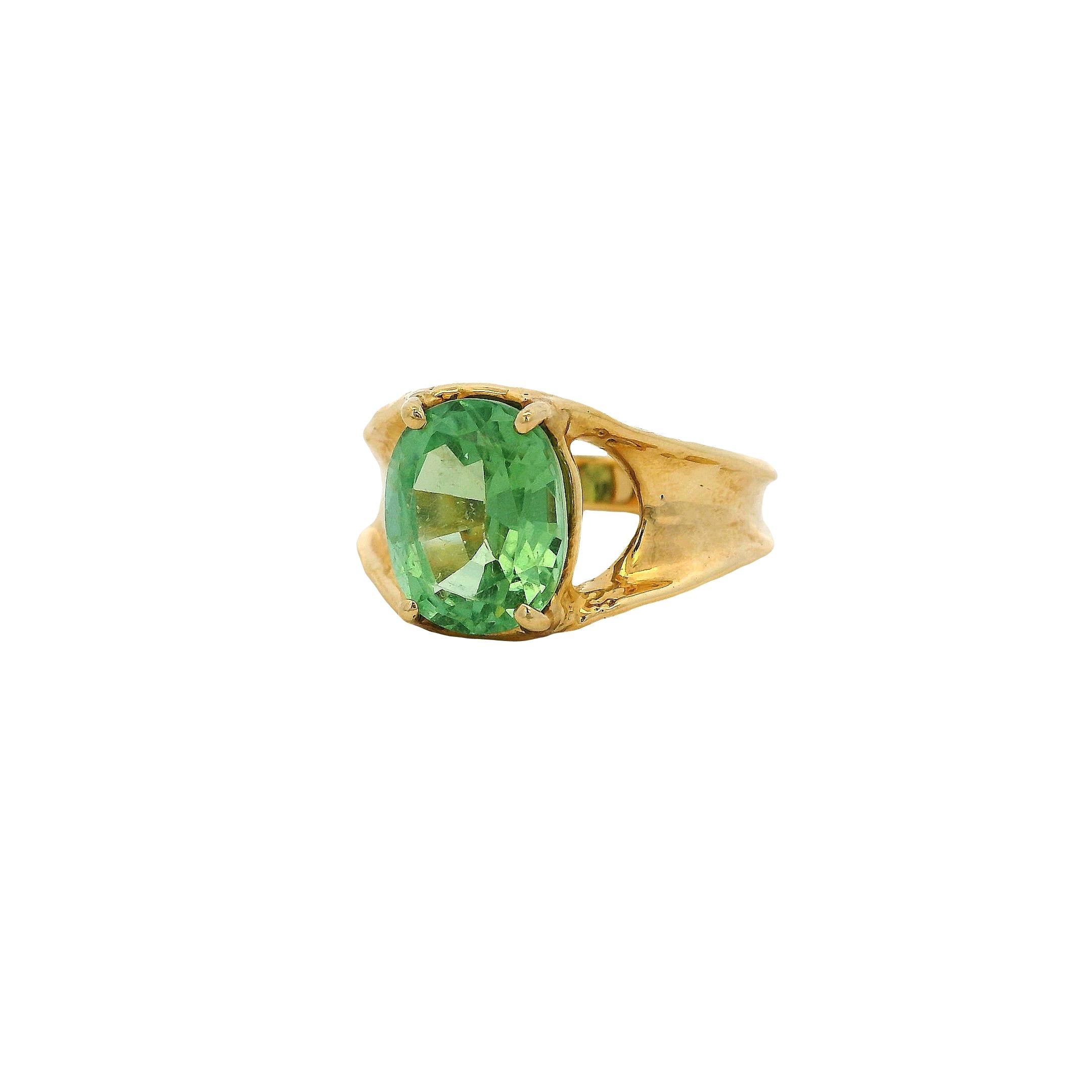 Bague en or jaune 14k avec pierre centrale en péridot de taille ovale en vente 1