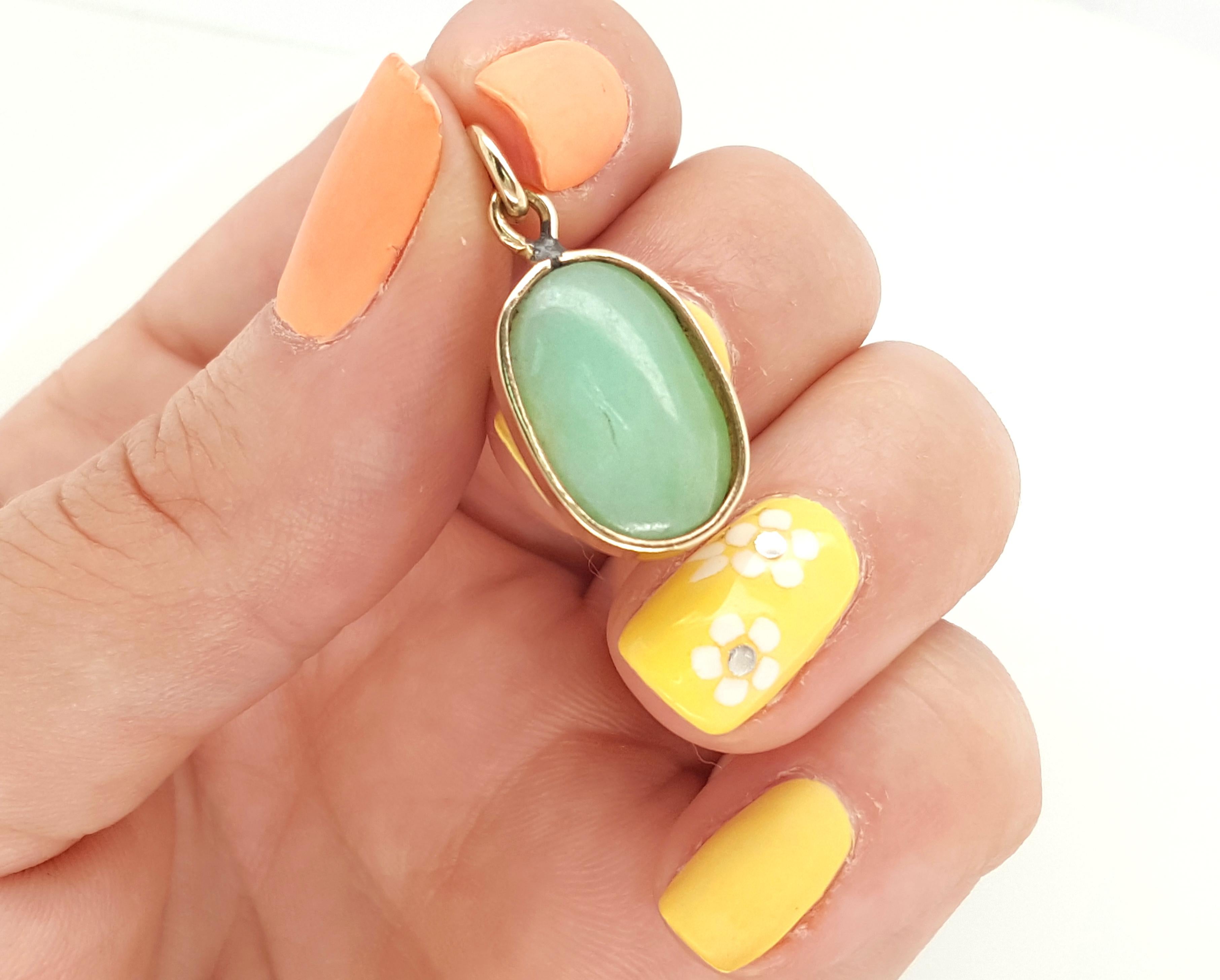 Ciondolo a castone aperto in oro giallo 14 carati con doppio cabochon ovale di giada e giadeite In condizioni buone in vendita a Addison, TX