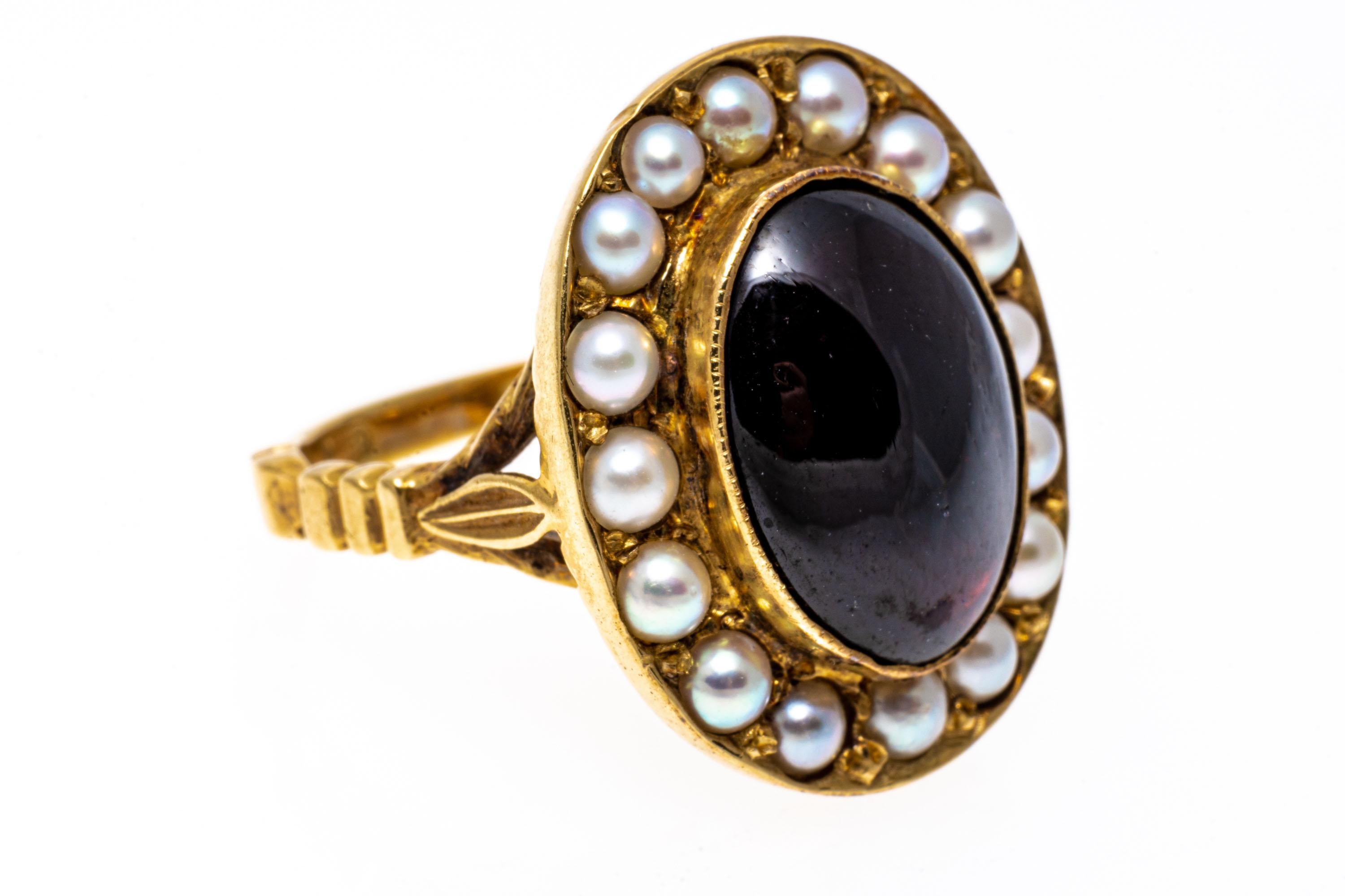 Ovaler länglicher Cab-Granat- und Zuchtperlen-Halo-Ring aus 14 Karat Gelbgold (Cabochon)