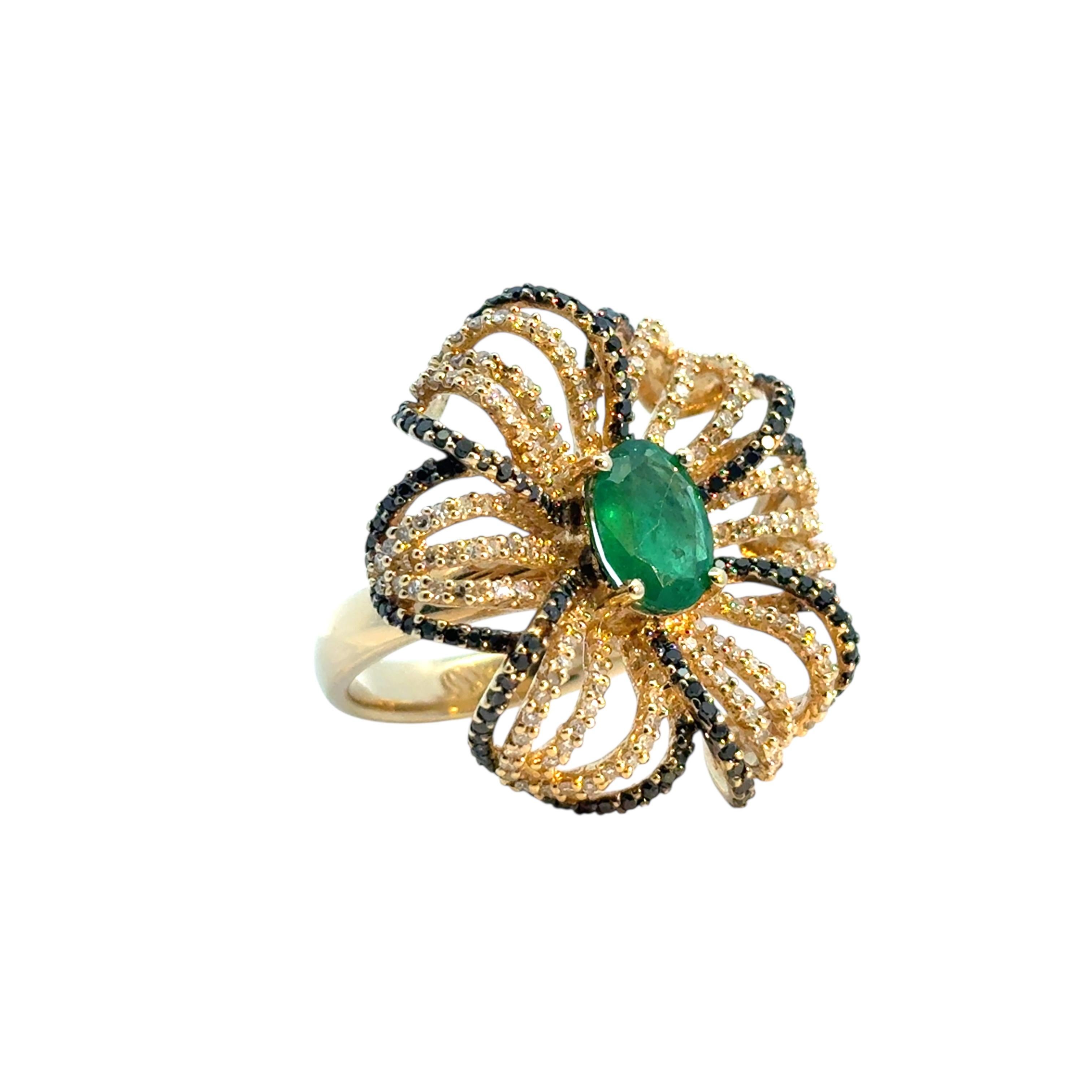 14k Yellow Gold Oval Emerald and Black and White Diamond Flower Ring (Rundschliff) im Angebot