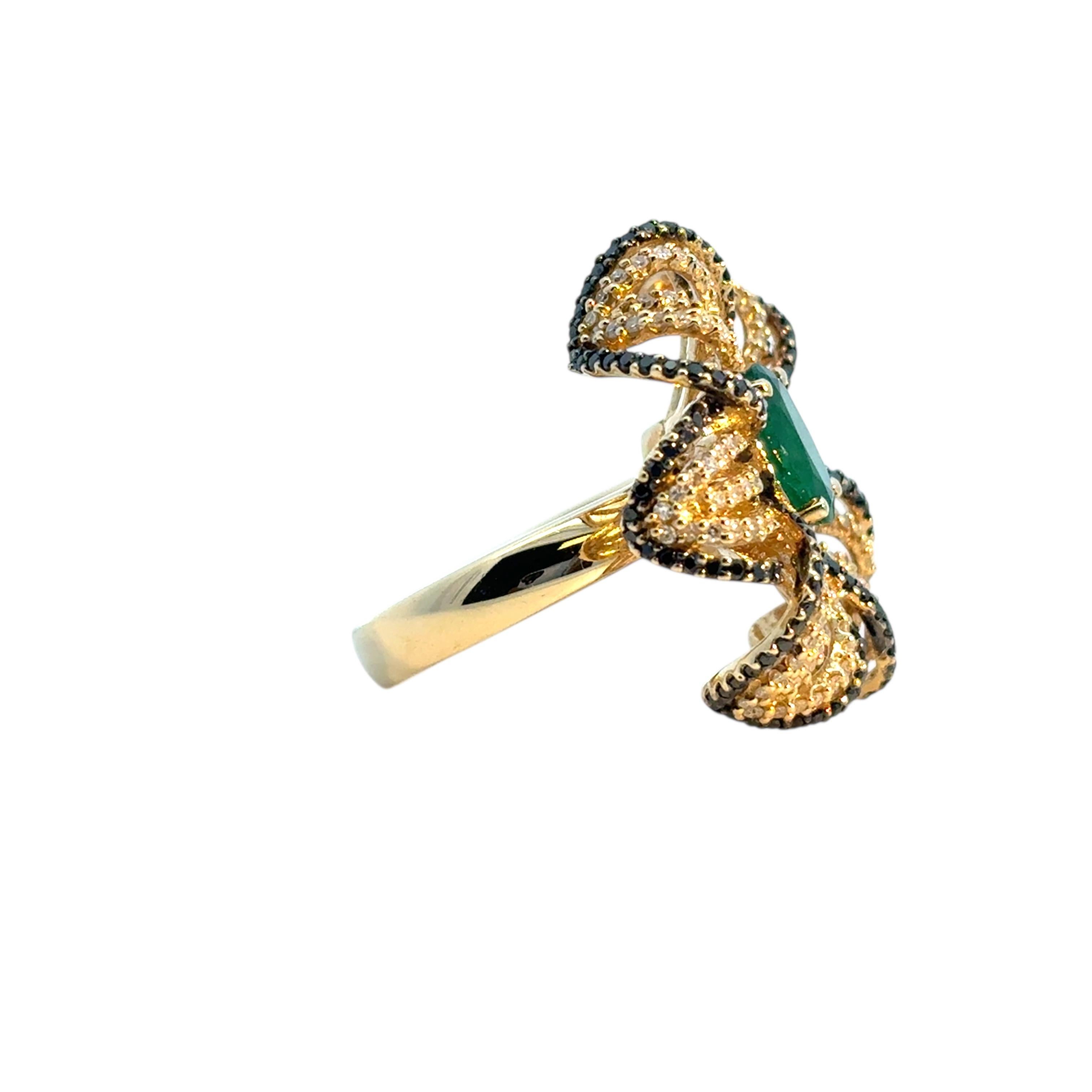 14k Yellow Gold Oval Emerald and Black and White Diamond Flower Ring im Zustand „Hervorragend“ im Angebot in Boca Raton, FL