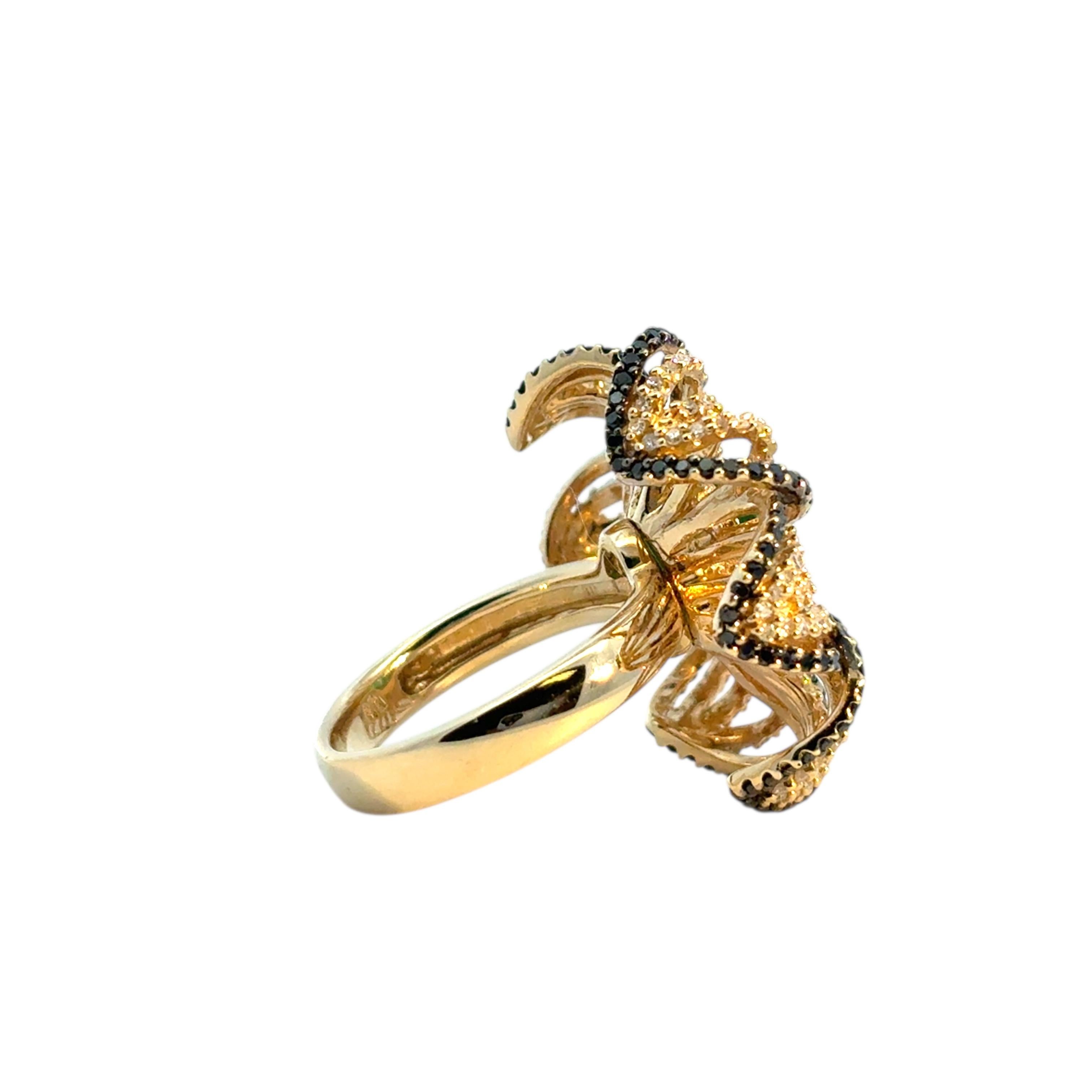 14k Yellow Gold Oval Emerald and Black and White Diamond Flower Ring für Damen oder Herren im Angebot