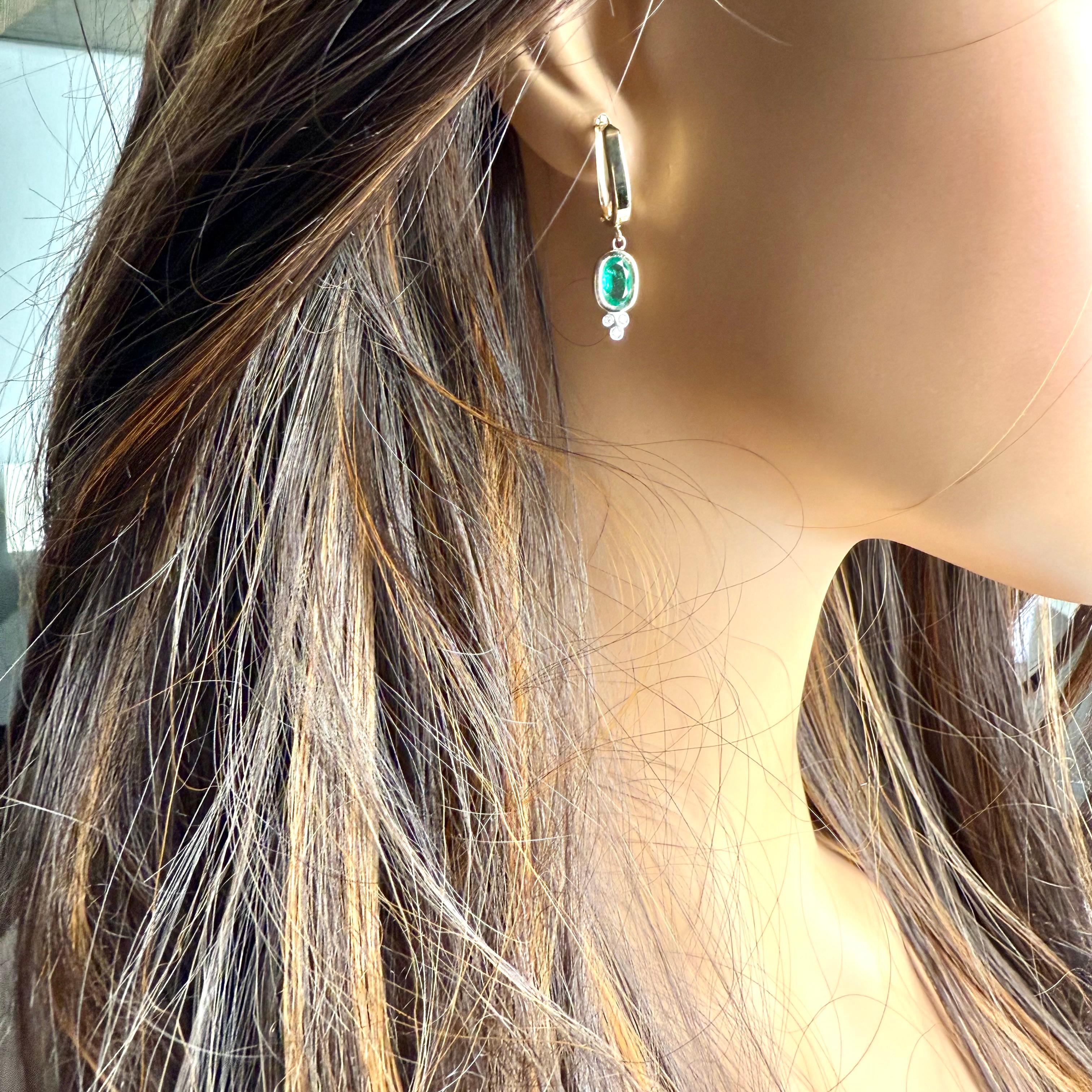 Boucles d'oreilles pendantes en or jaune 14 carats, émeraudes ovales et diamants avec dos à levier européen en vente 3
