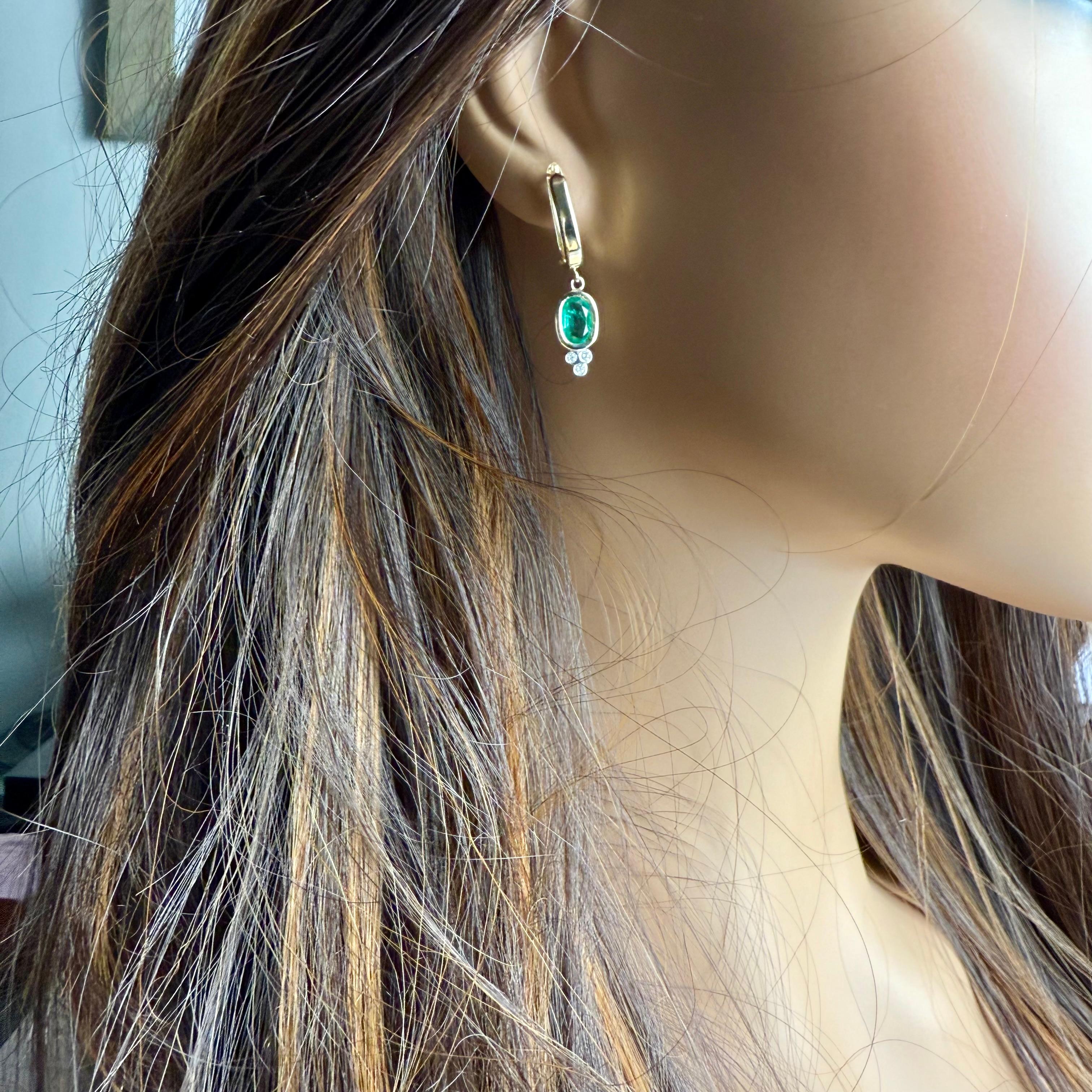 Boucles d'oreilles pendantes en or jaune 14 carats, émeraudes ovales et diamants avec dos à levier européen en vente 4