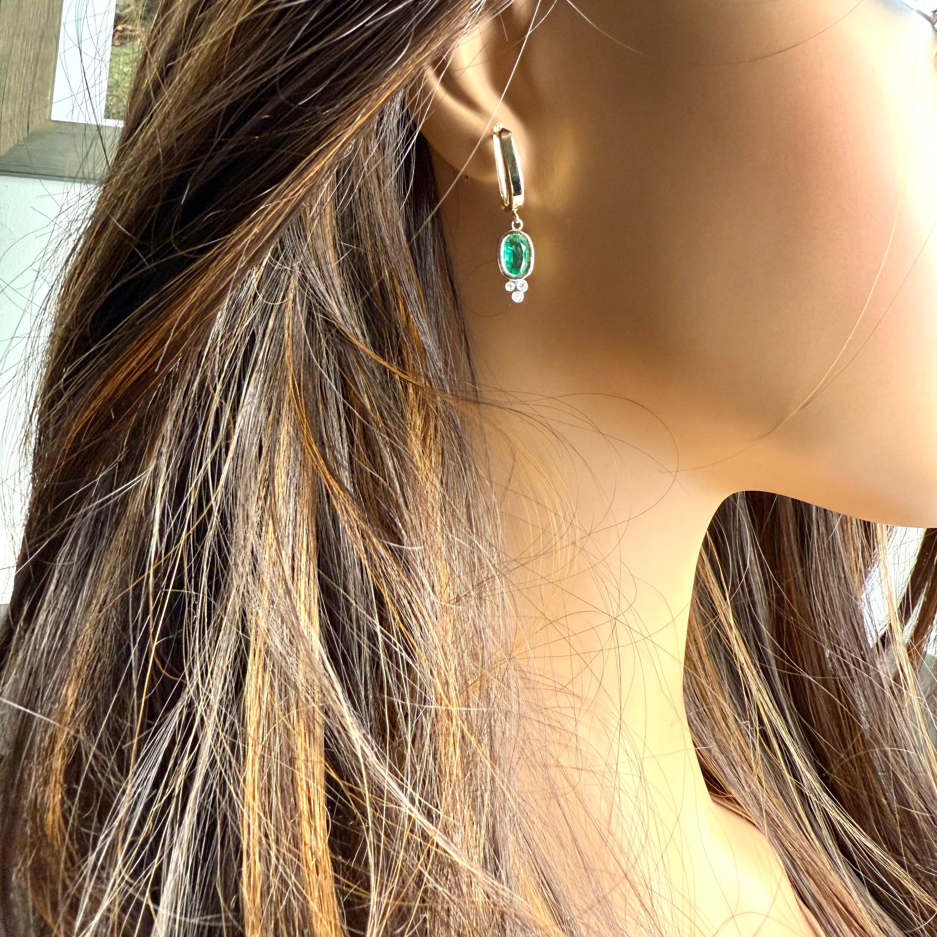 Moderne Boucles d'oreilles pendantes en or jaune 14 carats, émeraudes ovales et diamants avec dos à levier européen en vente