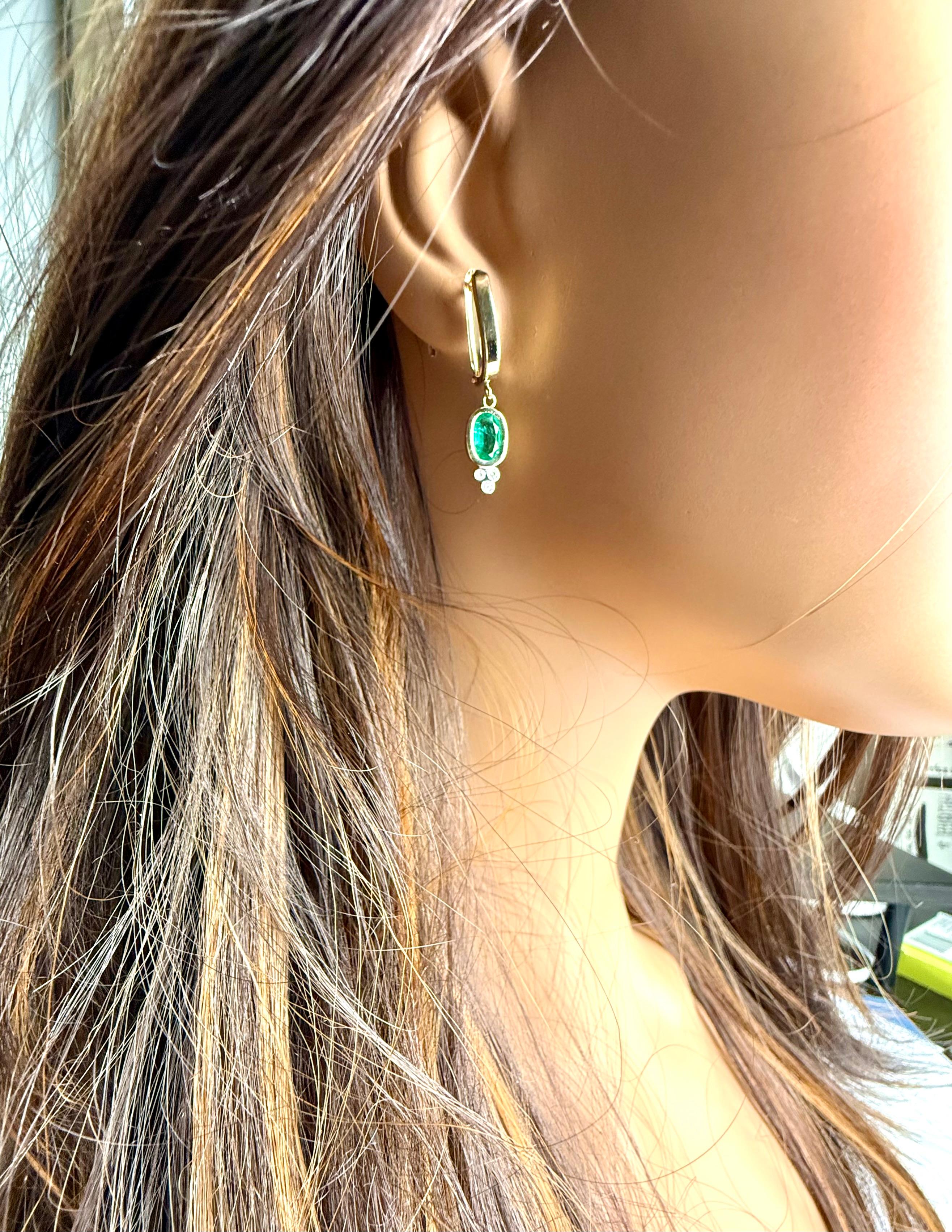 Taille ovale Boucles d'oreilles pendantes en or jaune 14 carats, émeraudes ovales et diamants avec dos à levier européen en vente