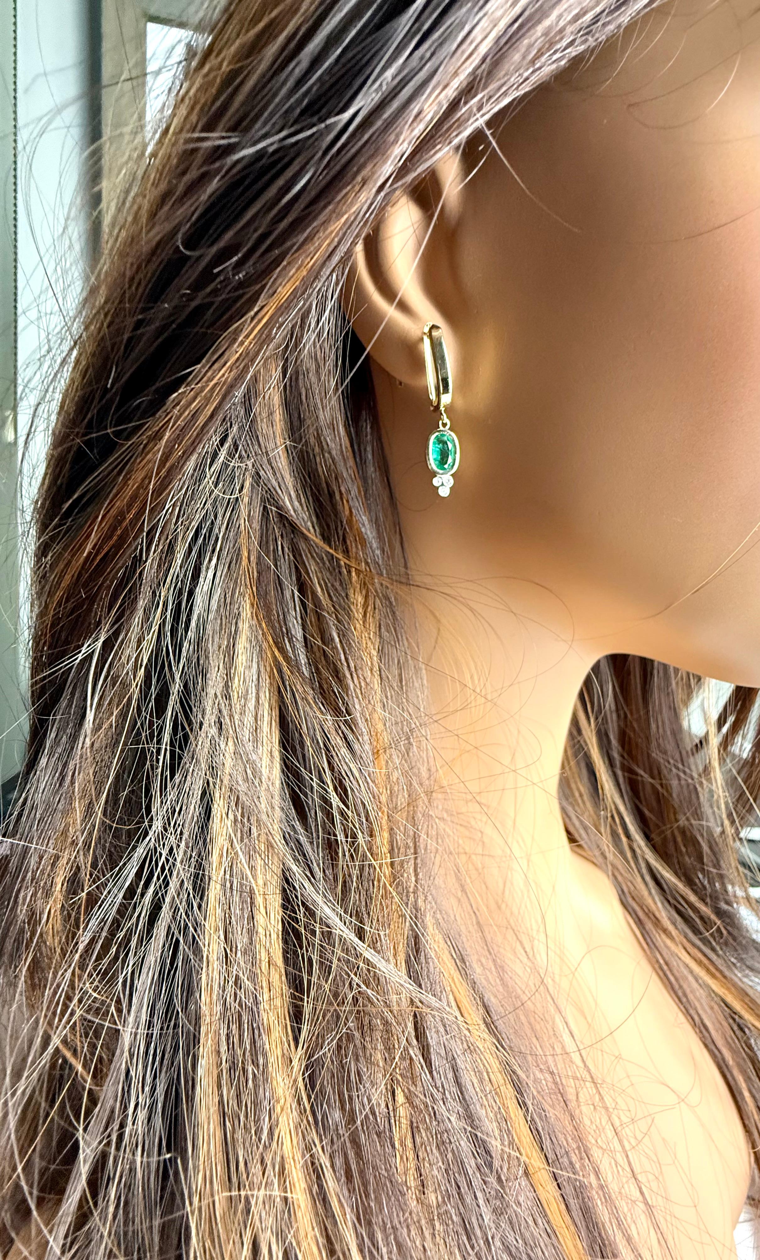 Boucles d'oreilles pendantes en or jaune 14 carats, émeraudes ovales et diamants avec dos à levier européen Neuf - En vente à New York, NY